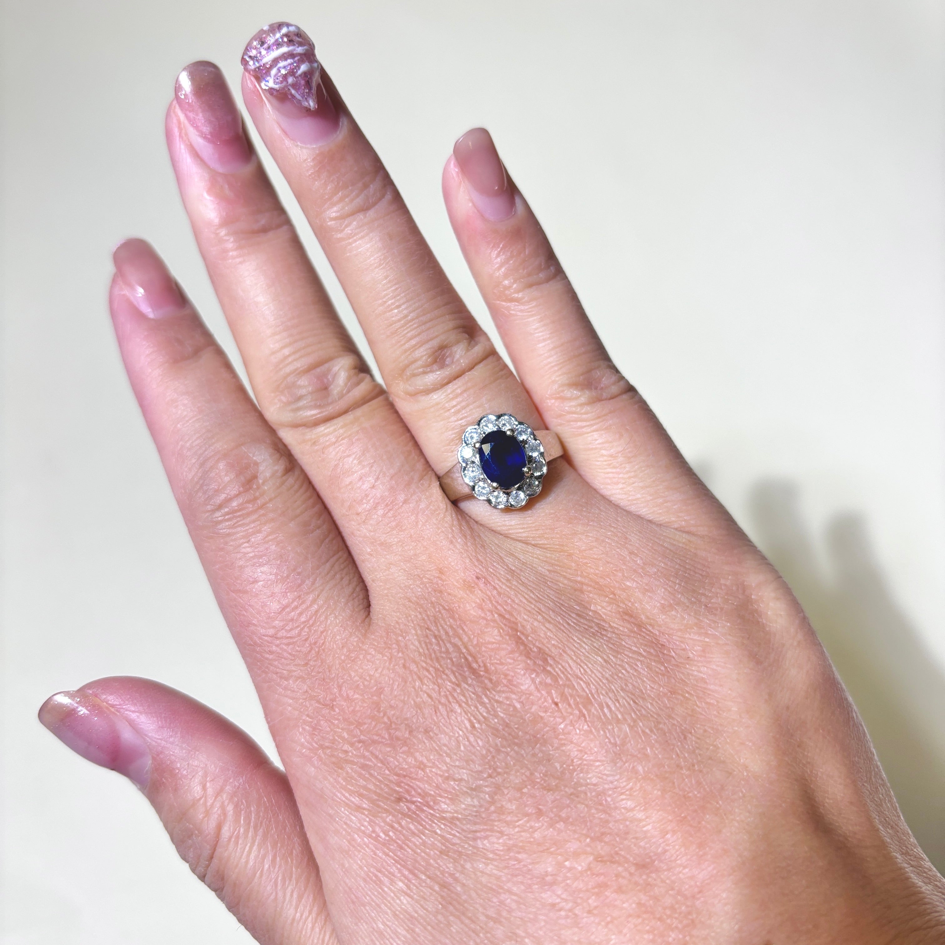 Bague en or blanc 18 carats avec halo de saphir bleu et diamants | 1,35 ct, 0,48 ct au total | Taille 6,5