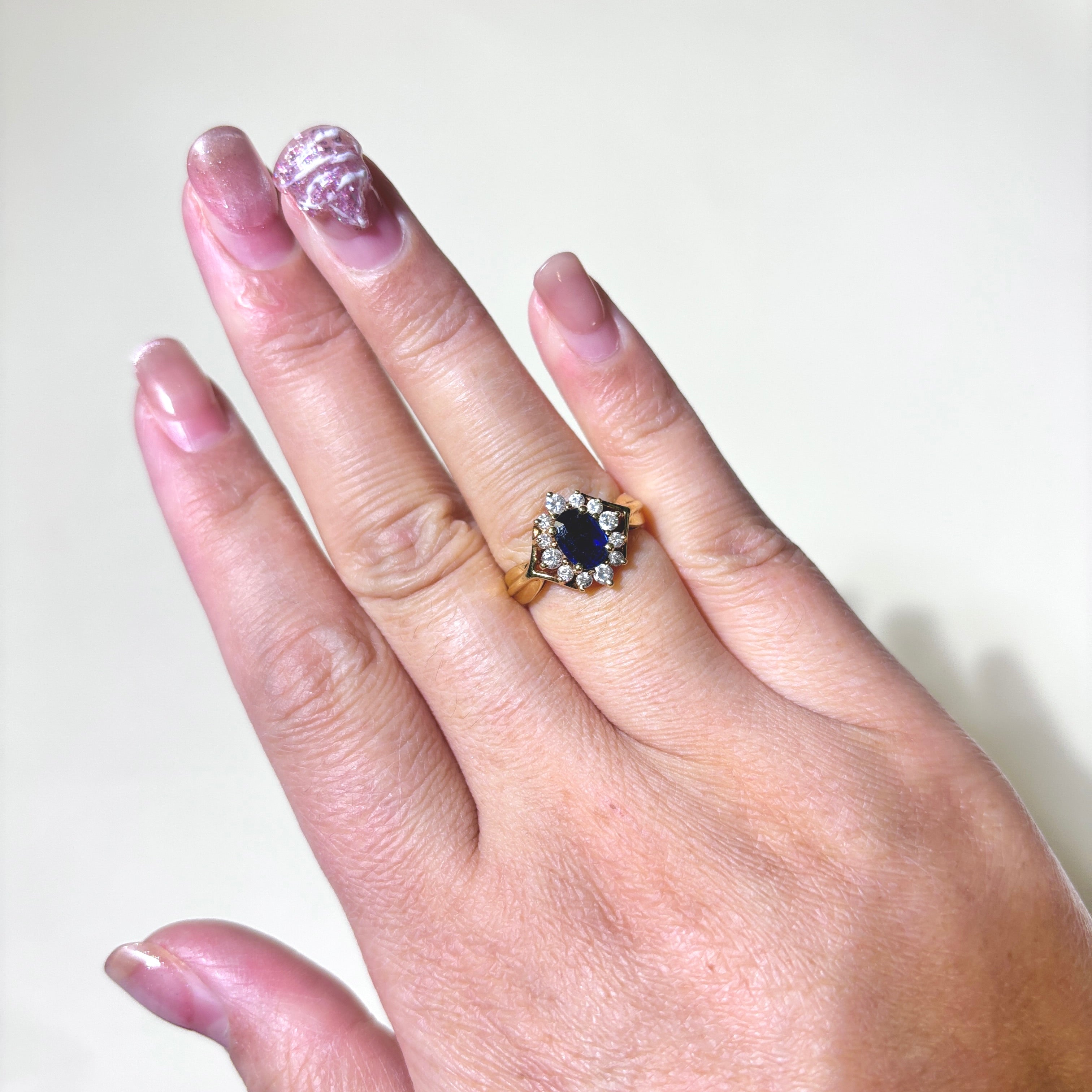 Bague halo en or jaune 18 carats sertie de saphirs et de diamants | 0,62 ct, 0,33 ct au total | Taille 5