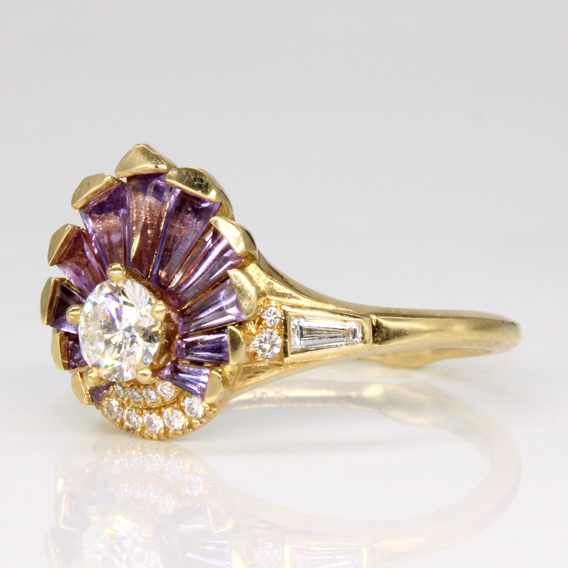 Bague éventail en saphir violet et diamants | 1,30 ct, 0,55 ct | Taille 7,25 |