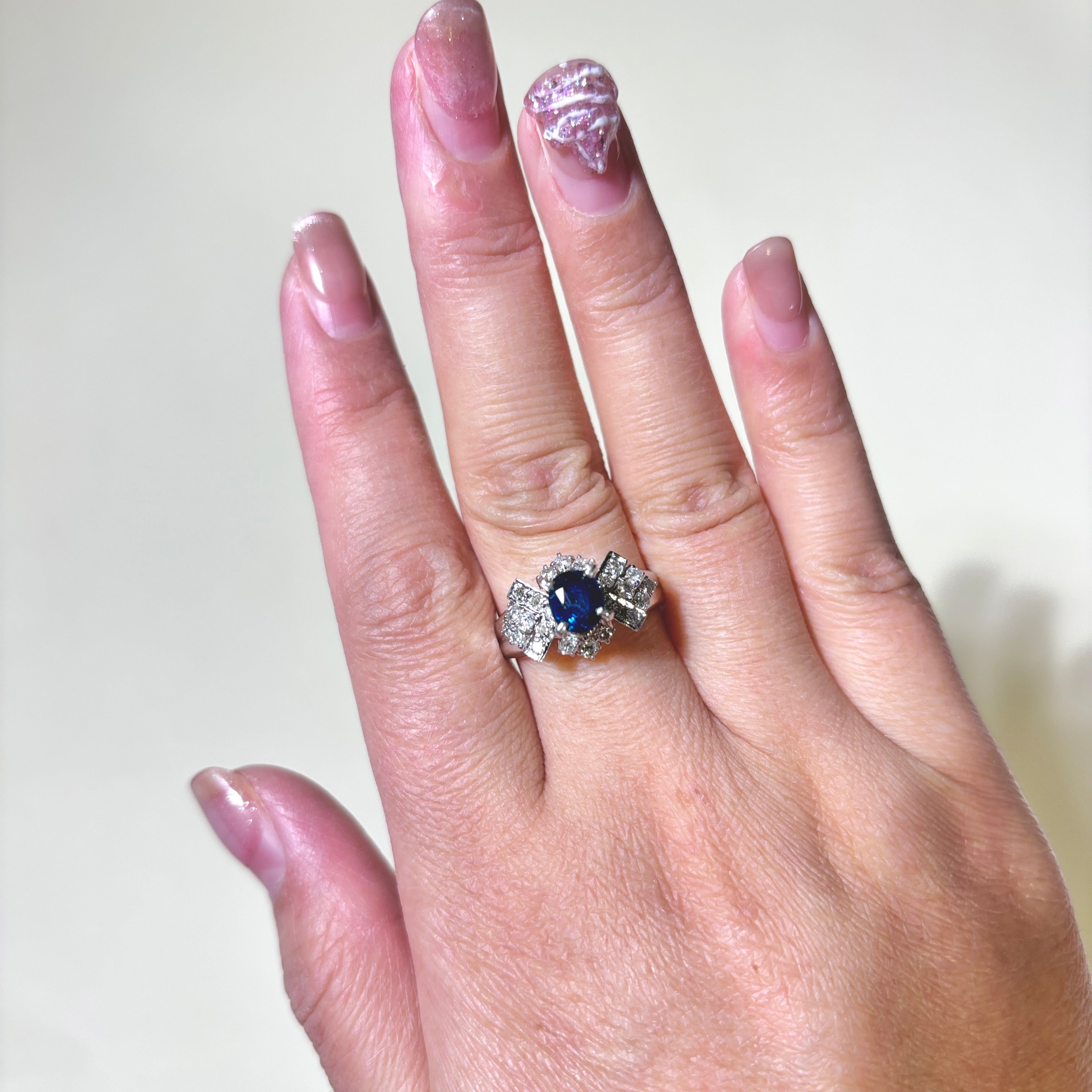 Bague cocktail en or blanc 14 carats, saphir et diamants | 0,92 ct, 0,57 ct au total | Taille 8,75