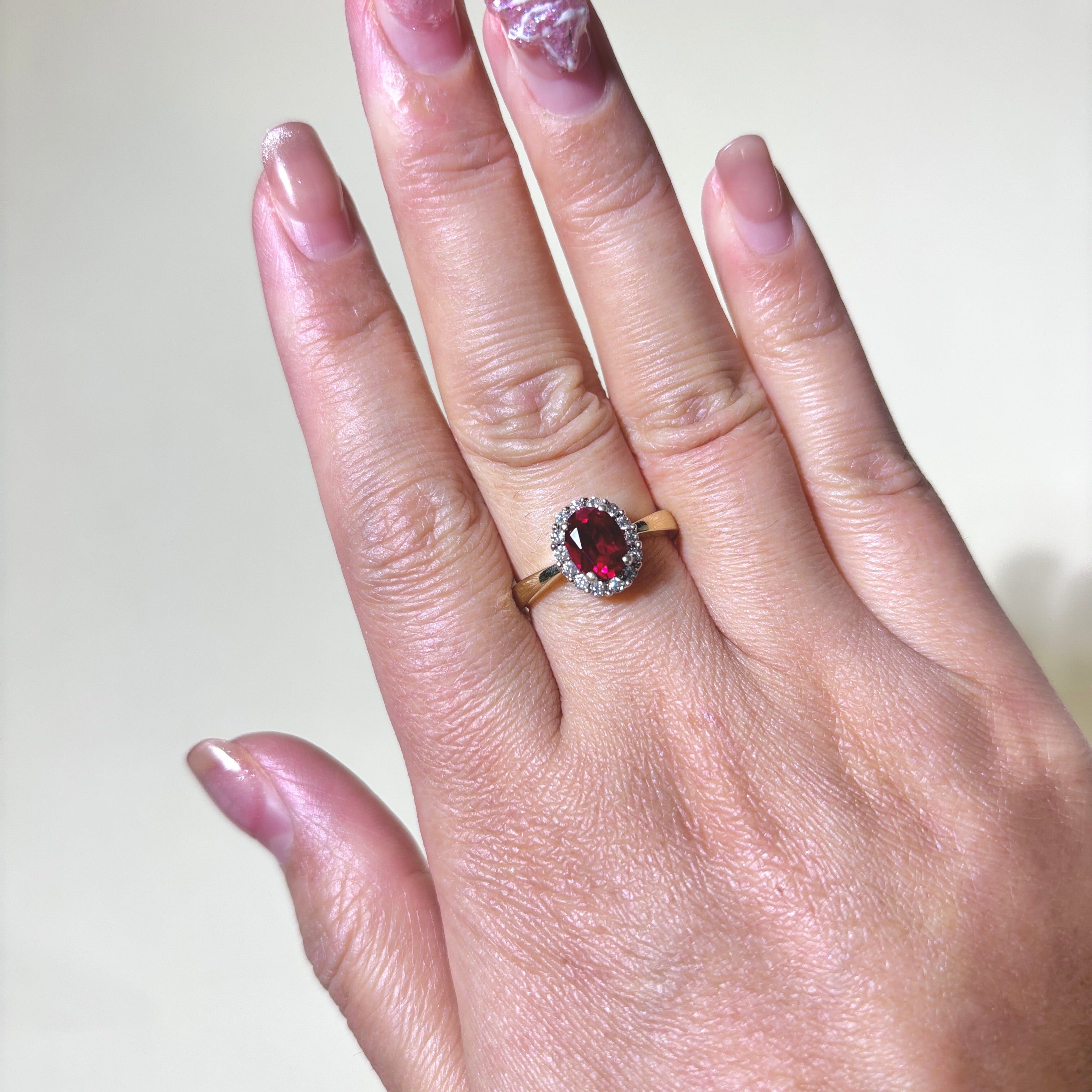 Bague halo en or 10 carats sertie de rubis synthétiques et de diamants | 1,50 ct, 0,22 ct au total | Taille 7,5
