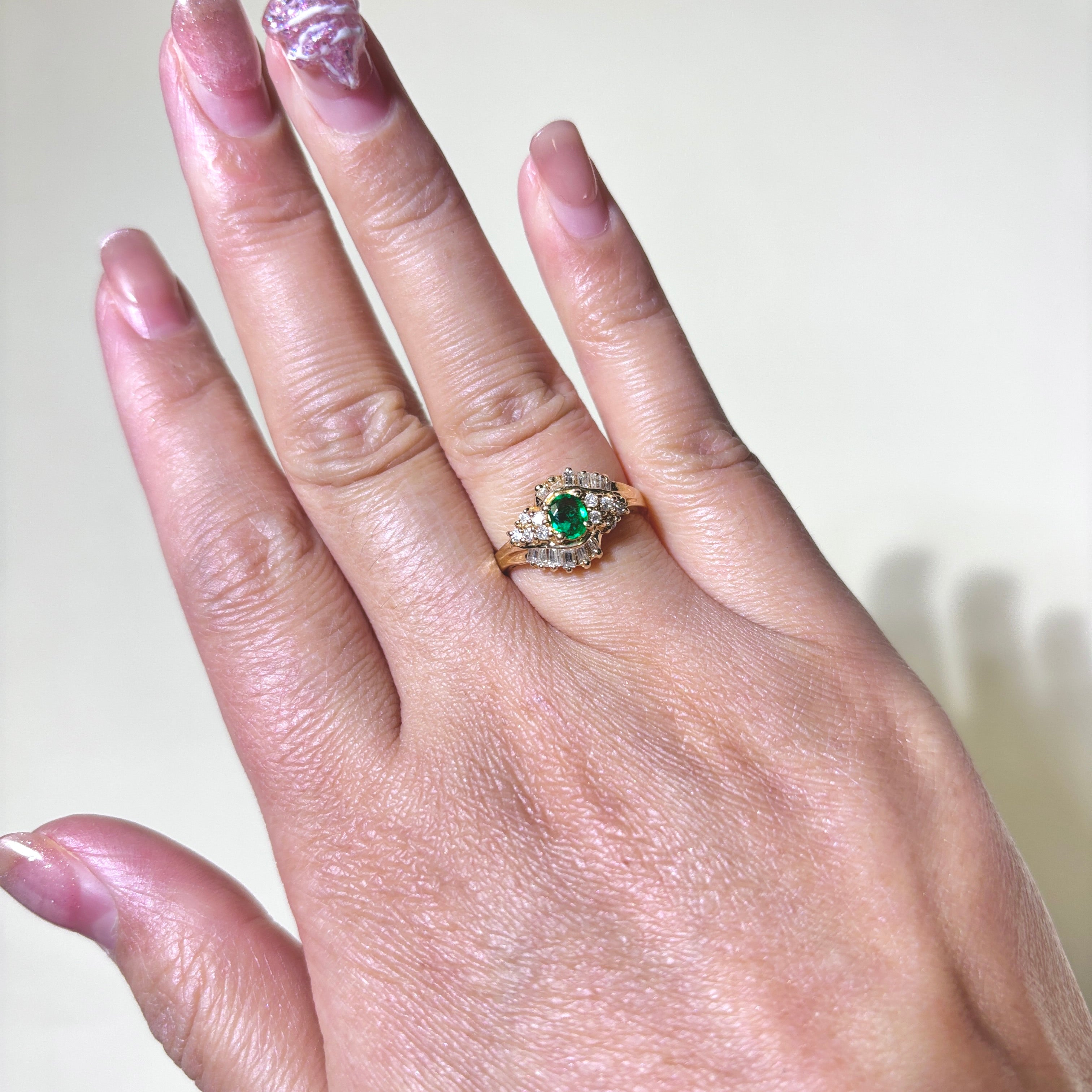 Bague cocktail en or jaune 14 carats, émeraude et diamants | 0,16 ct, 0,54 ct au total | Taille 6,5