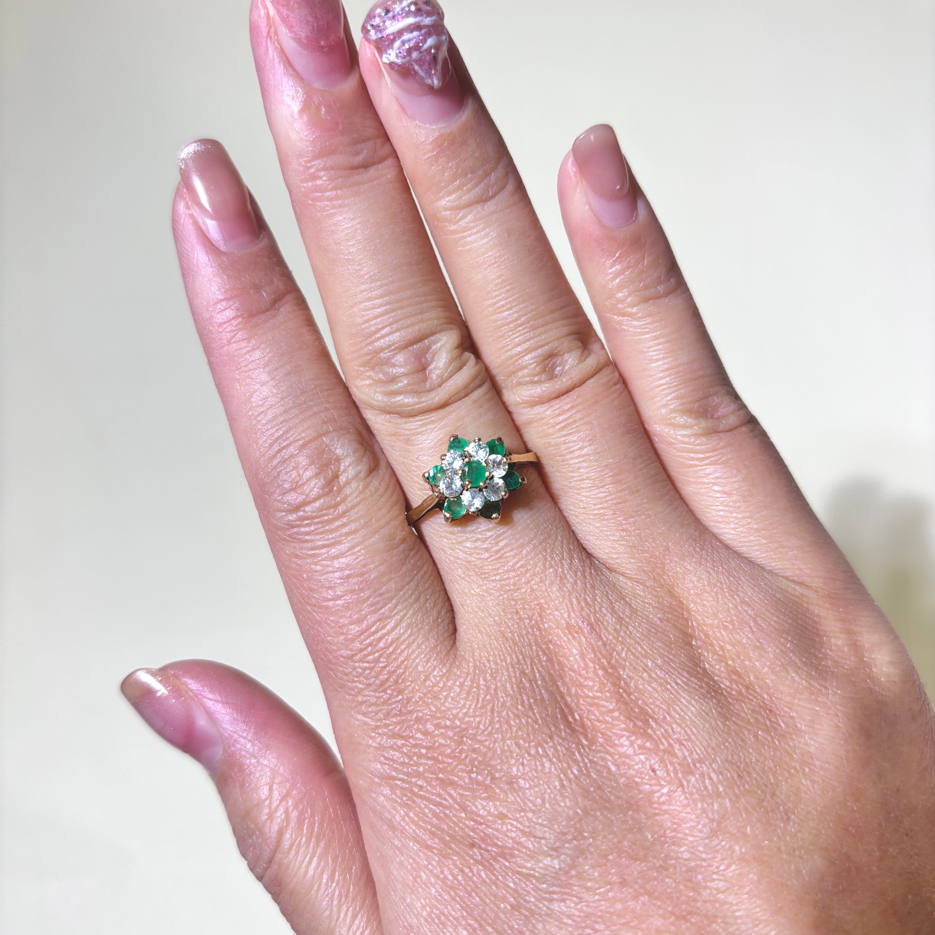 Bague Londres 1977 en émeraudes et topazes blanches | 0,40 ct, 0,60 ct | Taille 8,25