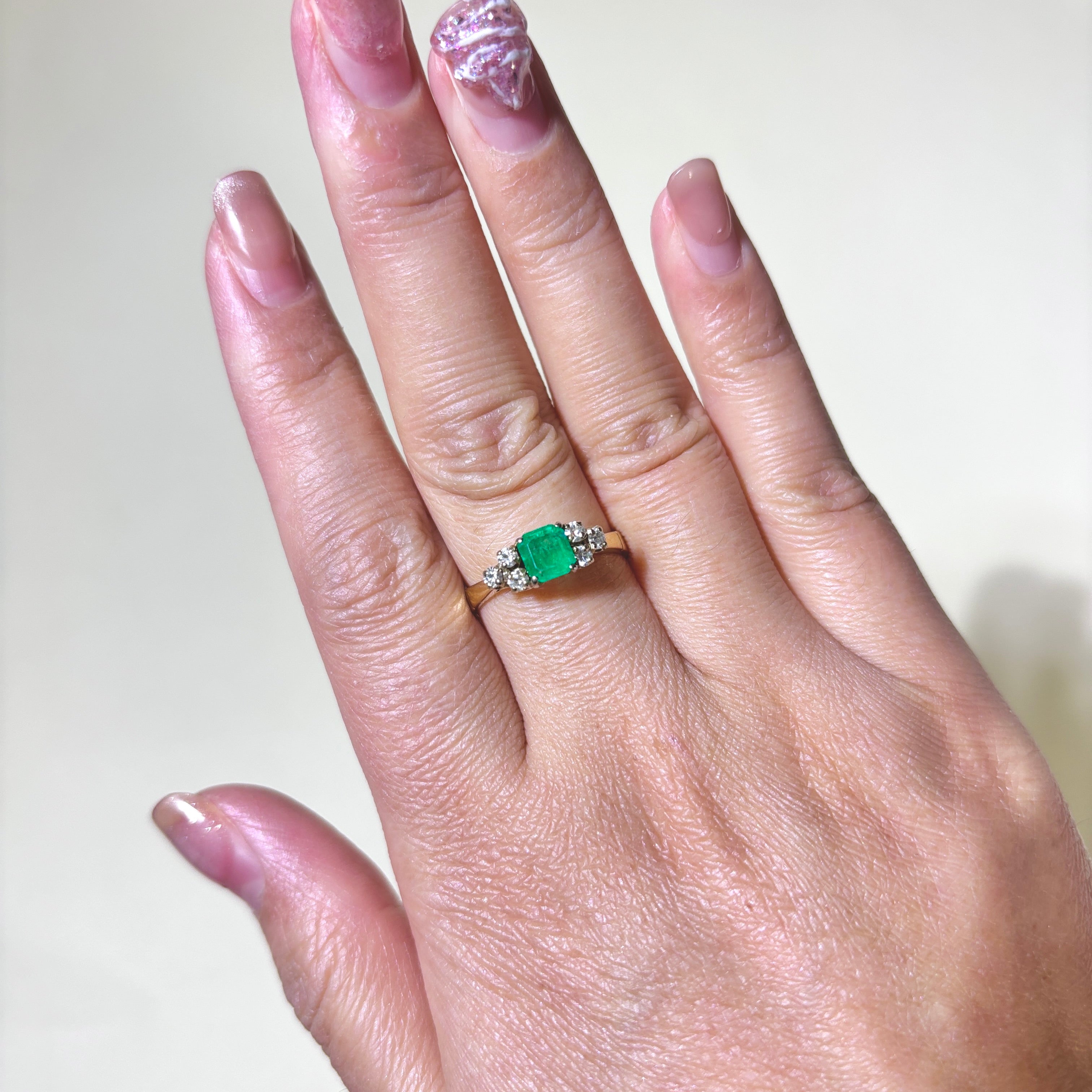 Bague en or 14 carats ornée d'émeraudes et de diamants | 0,60 ct, 0,24 ct au total | Taille 8