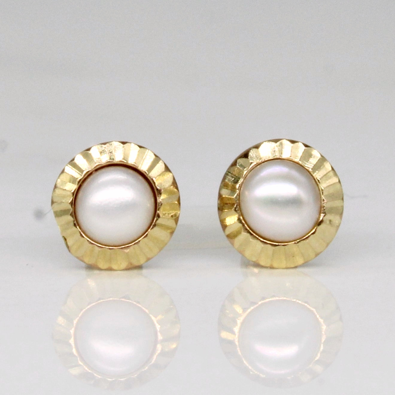 Boucles d'oreilles puces en or jaune 14 carats et perles