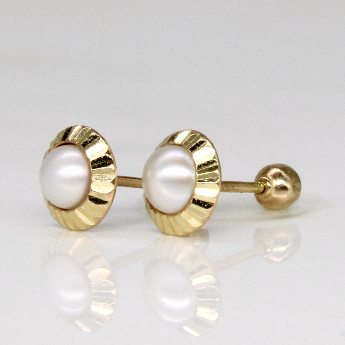 Boucles d'oreilles puces en or jaune 14 carats et perles