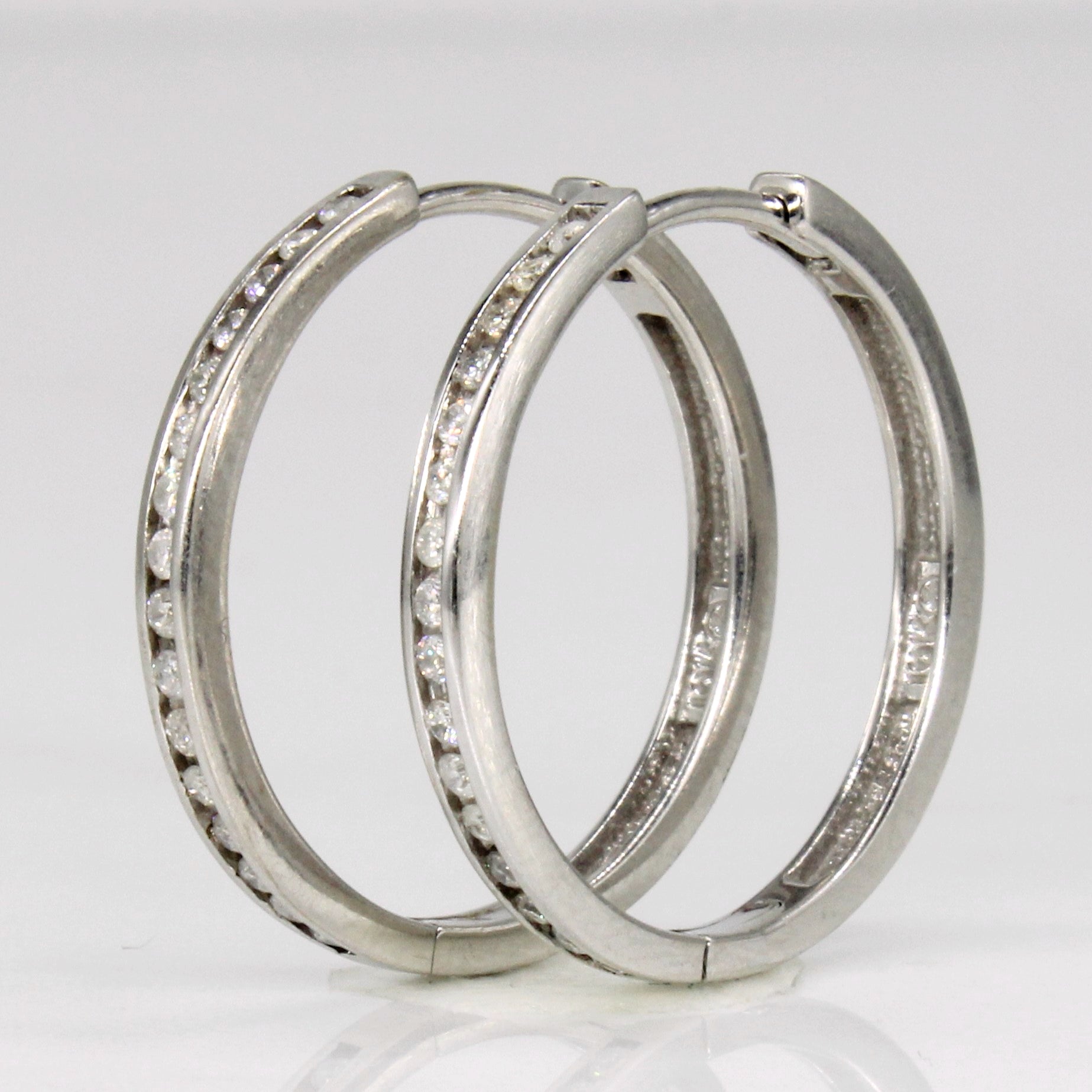 Boucles d'oreilles créoles serties de diamants en canal | 0,24 ct au total |