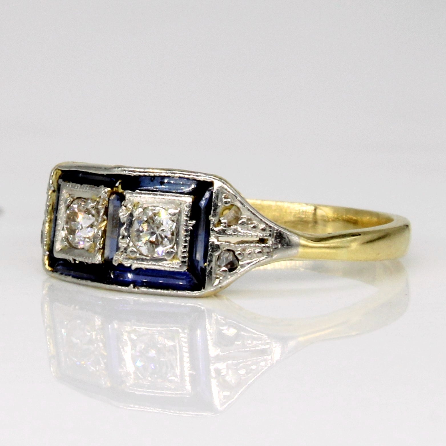 Bague en saphir synthétique et diamants des années 1930 | 0,24 ct, 0,12 ct | Taille 4 |