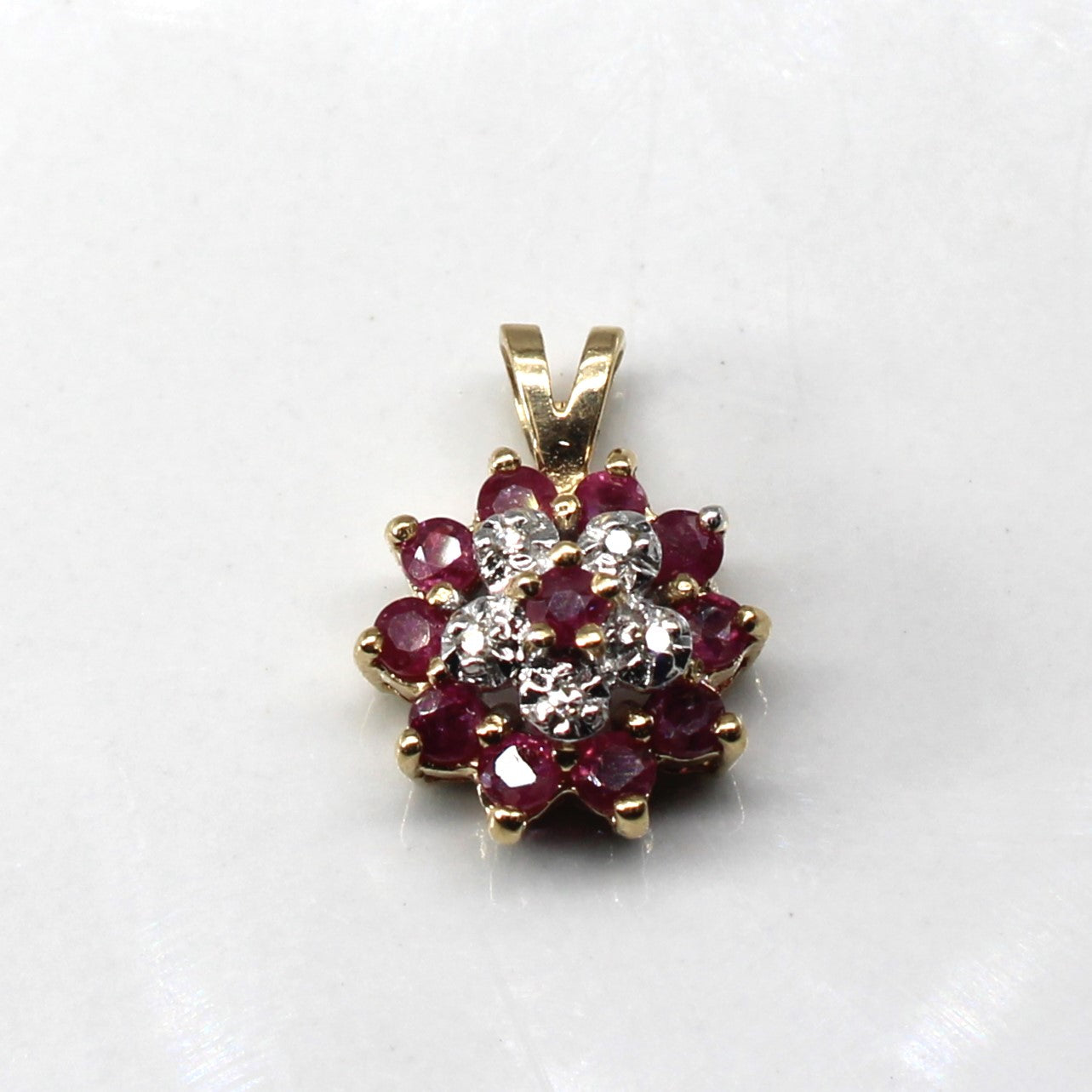 Pendentif rubis et diamants en grappe | 0,60 ct | 0,02 ct |