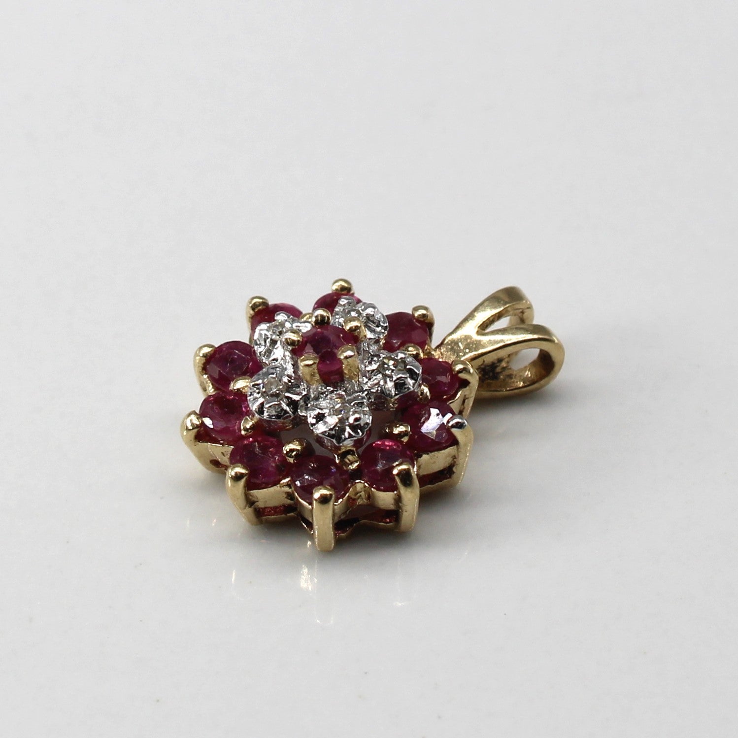 Pendentif rubis et diamants en grappe | 0,60 ct | 0,02 ct |