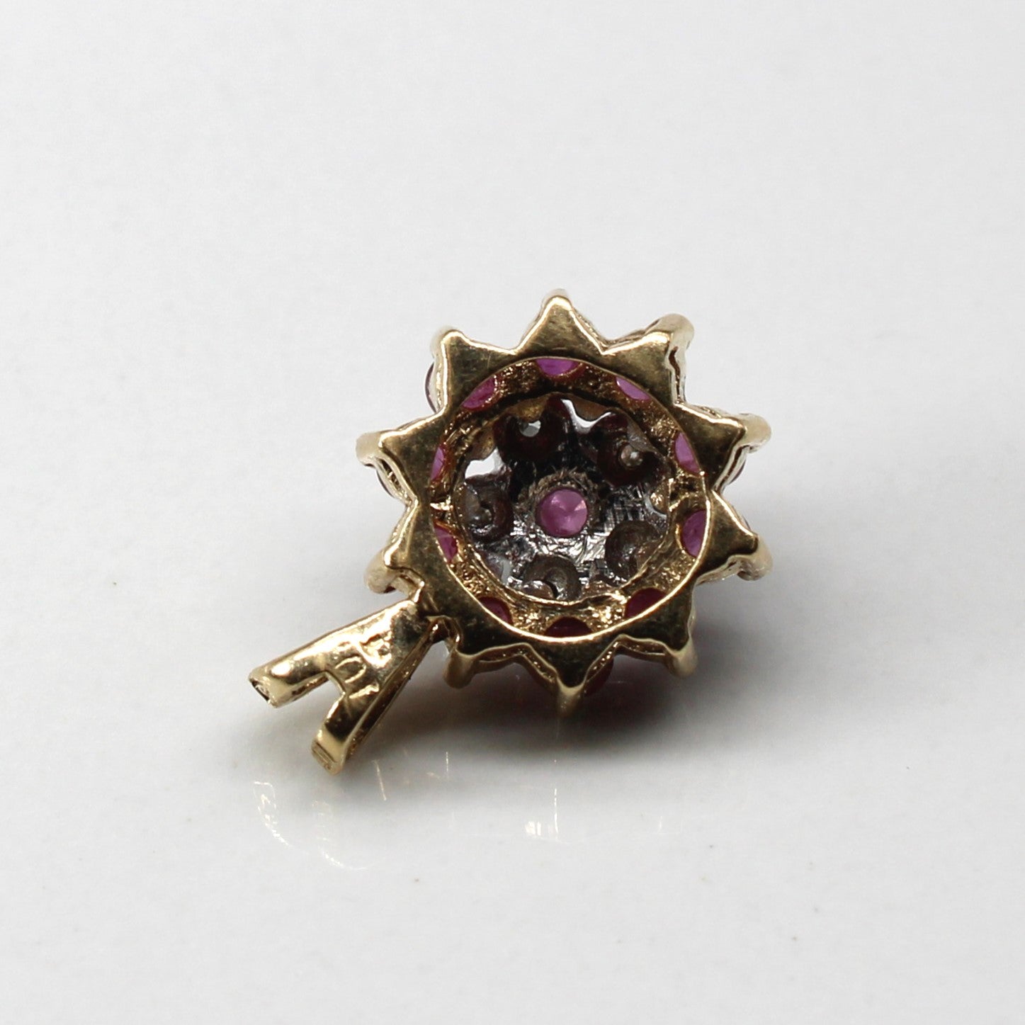 Pendentif rubis et diamants en grappe | 0,60 ct | 0,02 ct |