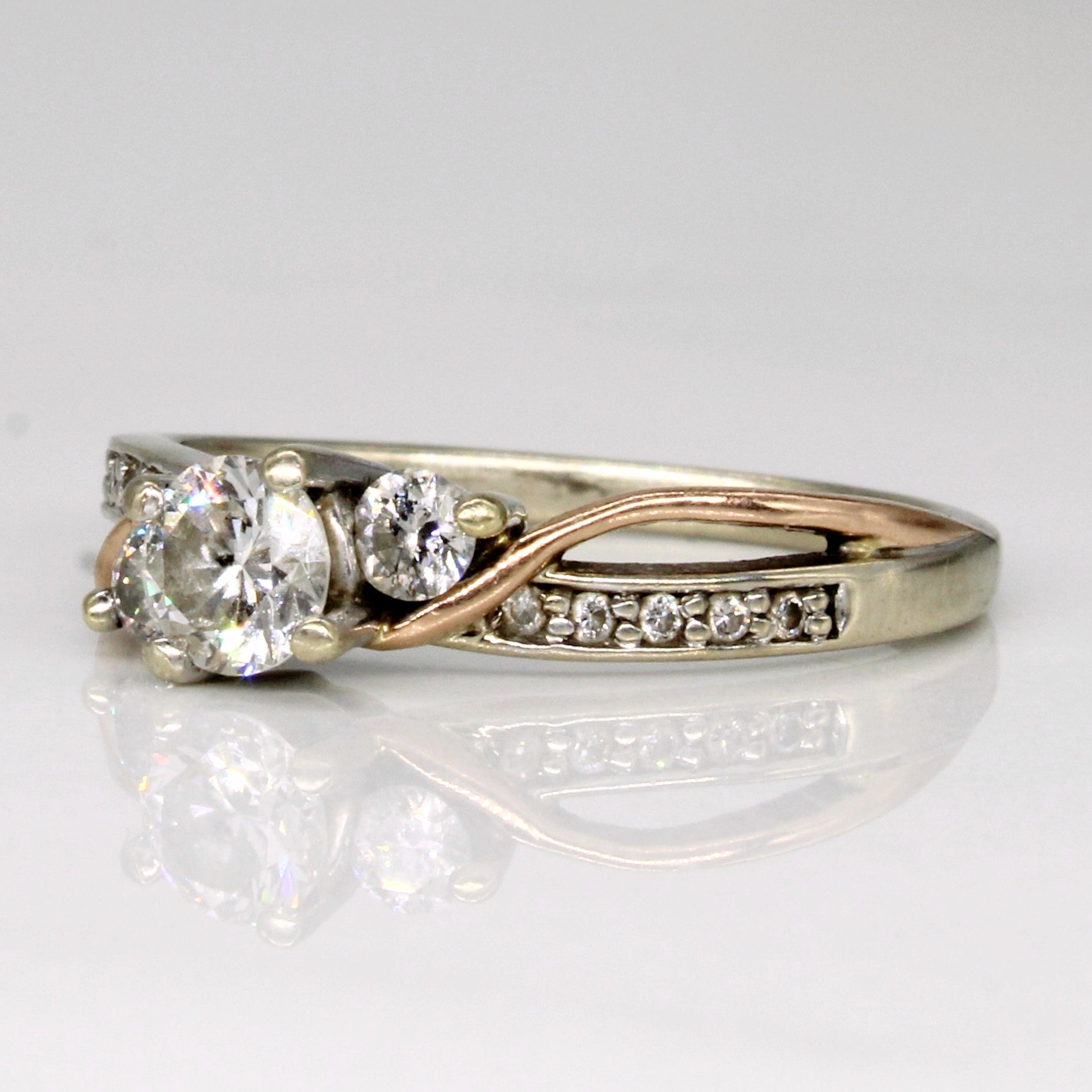 Bague trois pierres en or 14 carats avec diamants canadiens certifiés | 0,4 ct et 0,23 ct | Taille 6,25