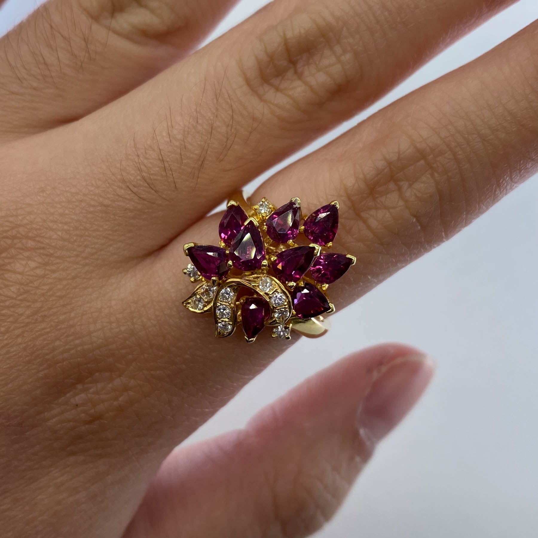 Bague rubis taille poire et diamants | 2,82 ct, 0,20 ct | Taille 6,5 |