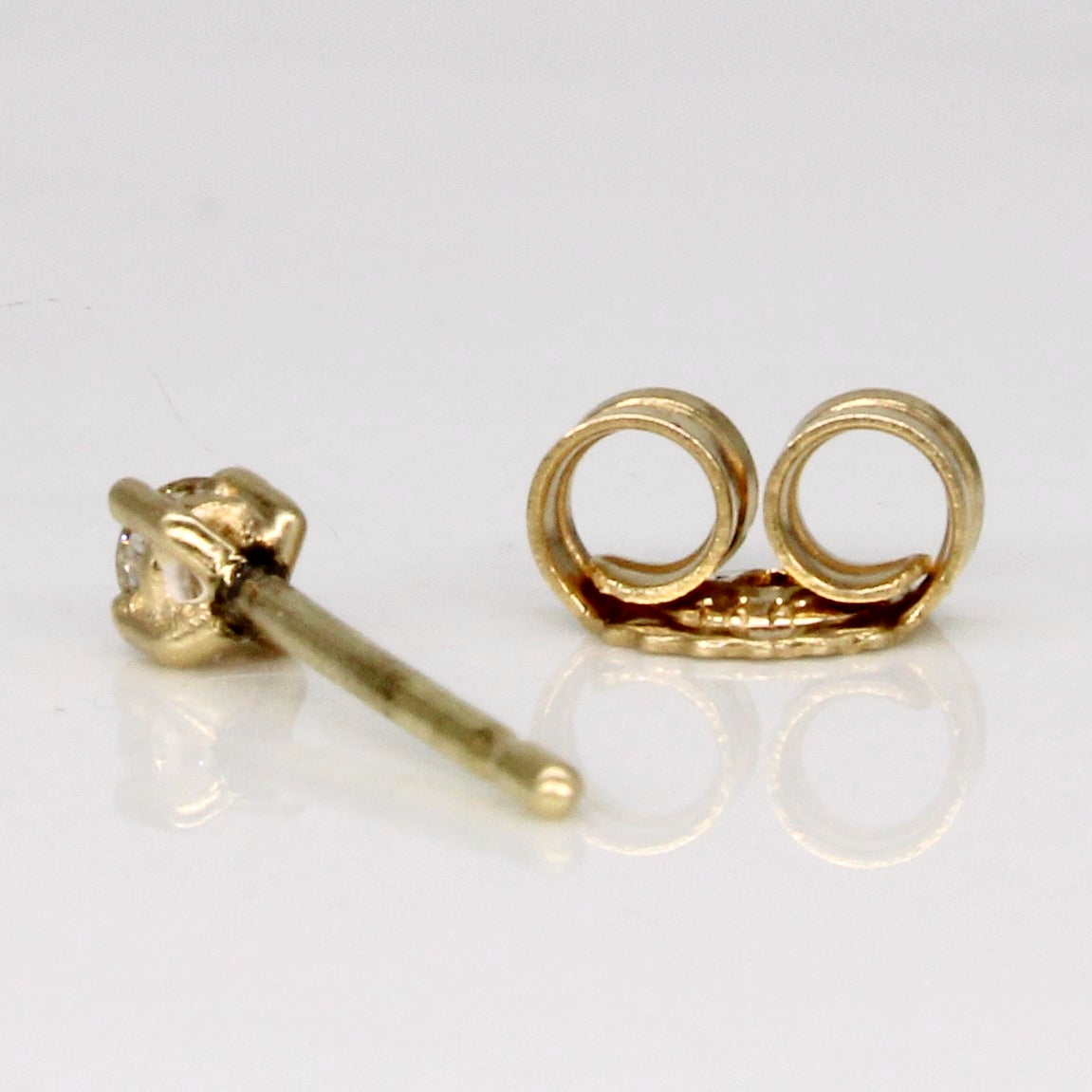 Boucles d'oreilles puces en or jaune 14 carats et diamants | 0,06 ct au total |