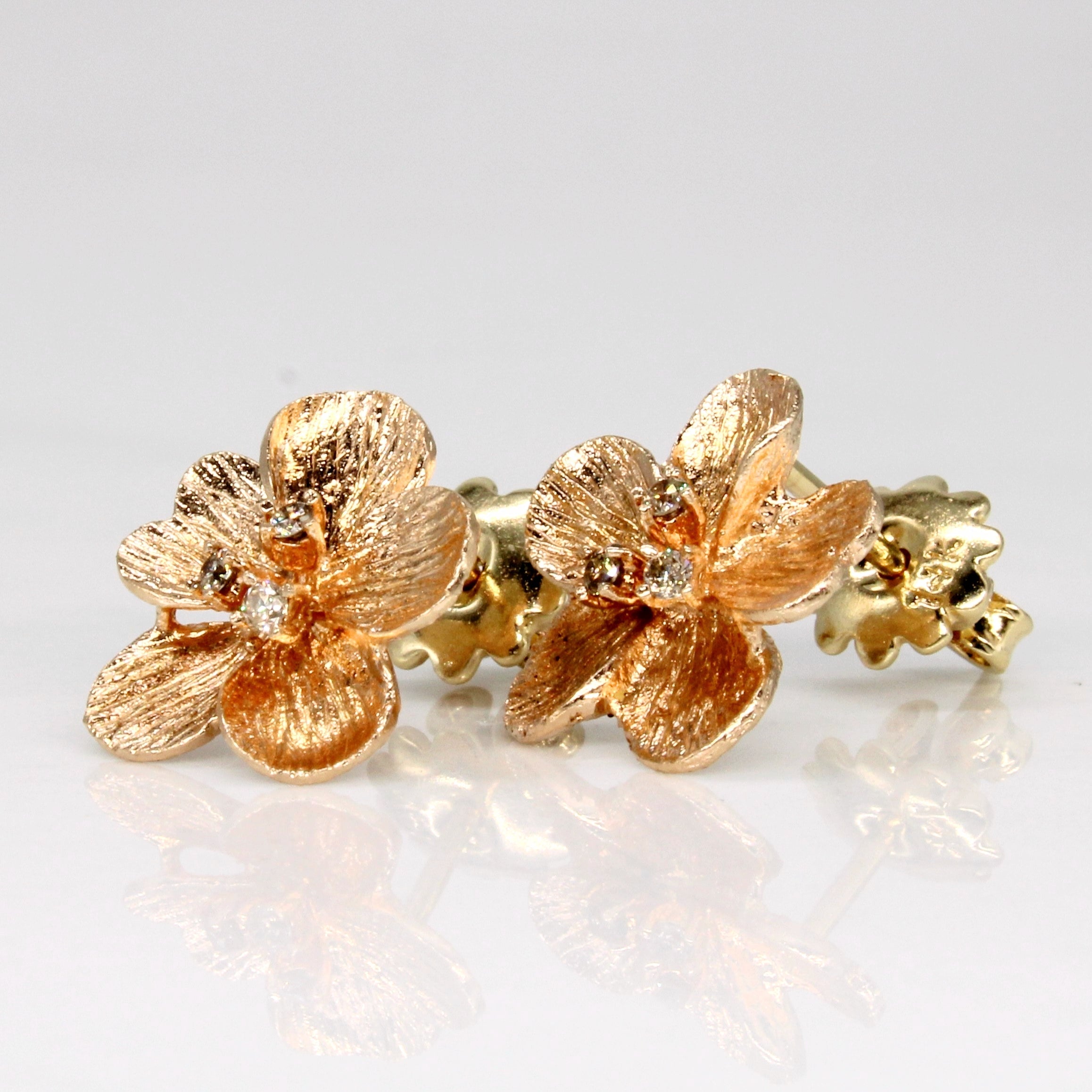 Boucles d'oreilles en forme de fleur serties de diamants chocolat | 0,06 ct |