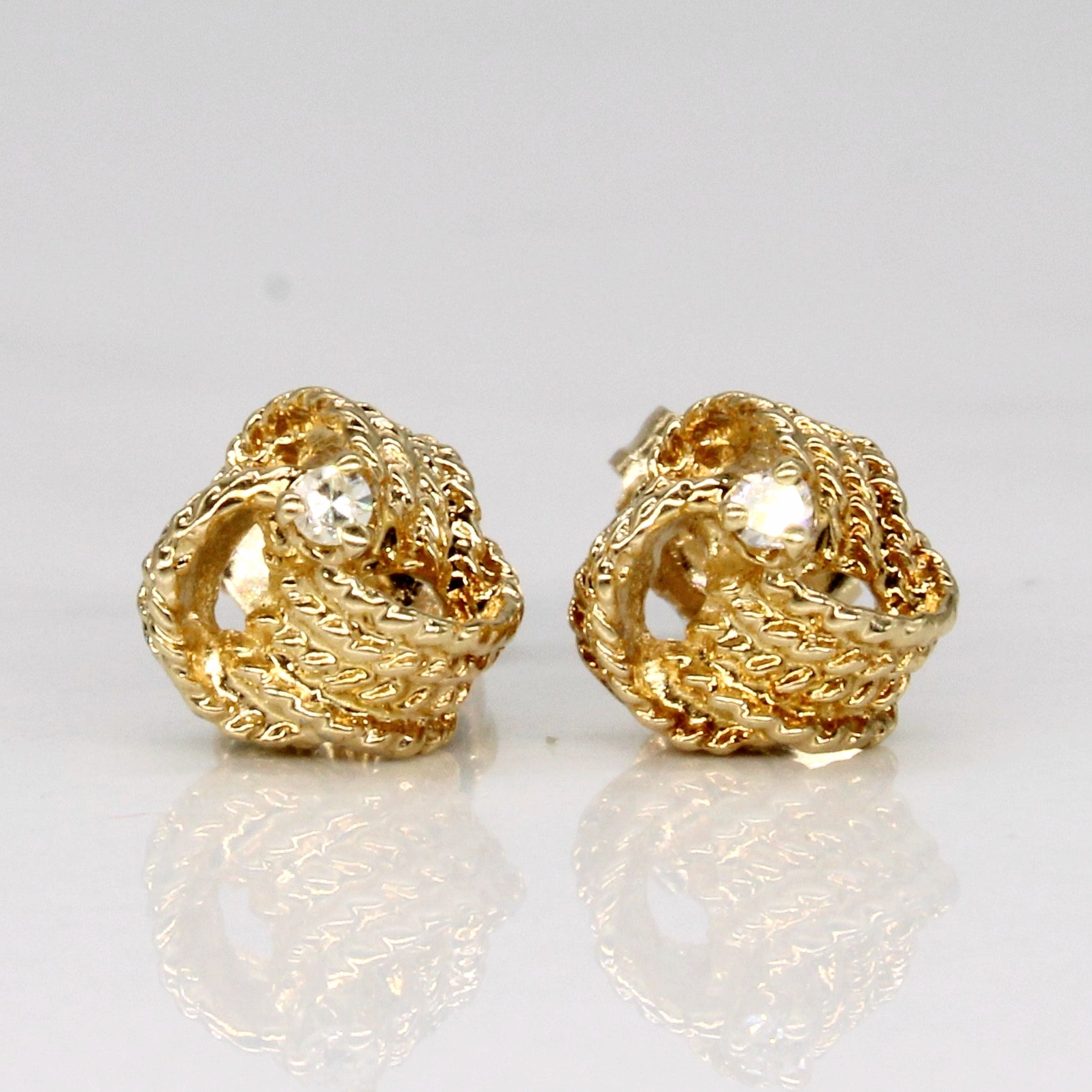 Boucles d'oreilles puces en or jaune 14 carats avec diamants en forme de nœud | 0,04 ct au total |