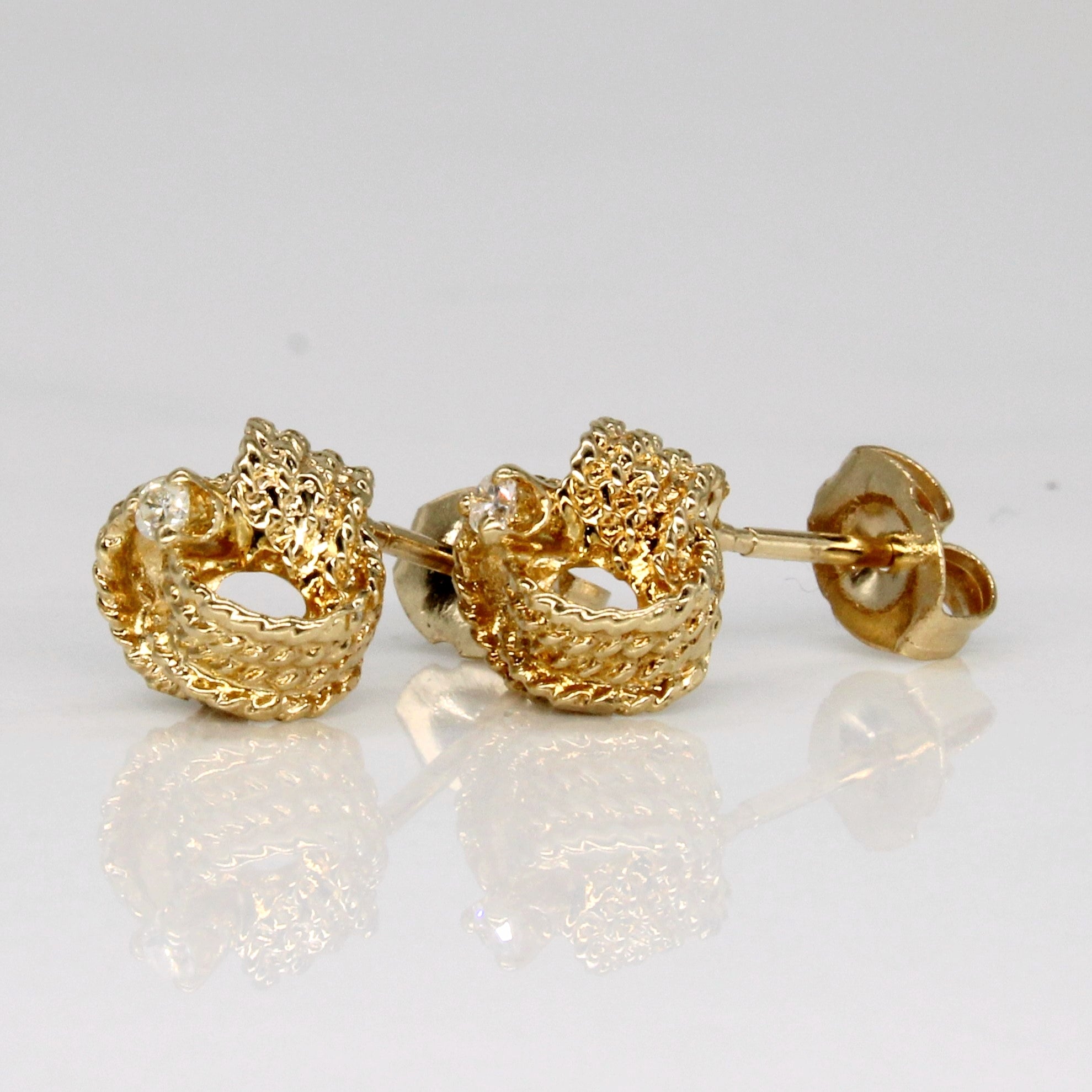 Boucles d'oreilles puces en or jaune 14 carats avec diamants en forme de nœud | 0,04 ct au total |