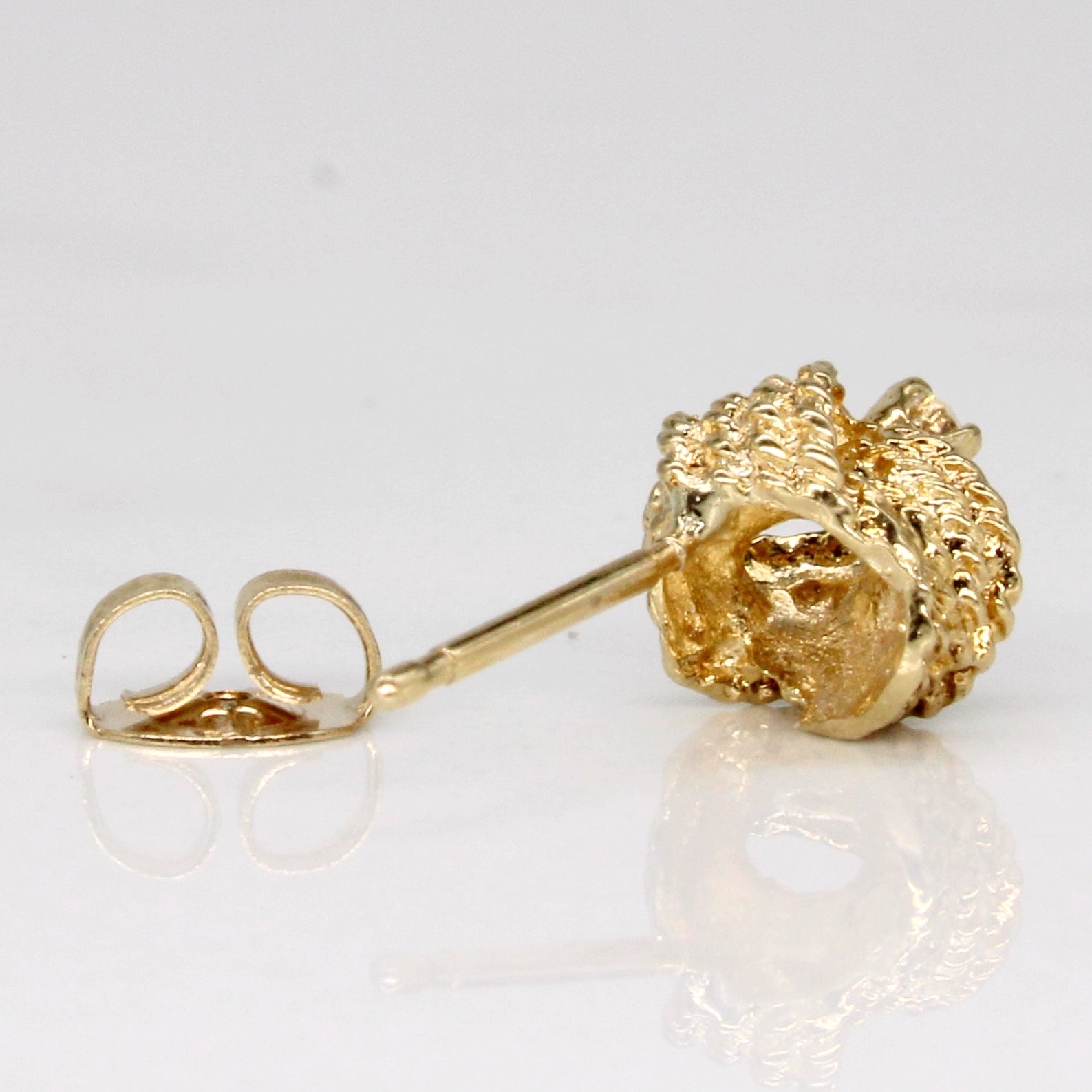 Boucles d'oreilles puces en or jaune 14 carats avec diamants en forme de nœud | 0,04 ct au total |