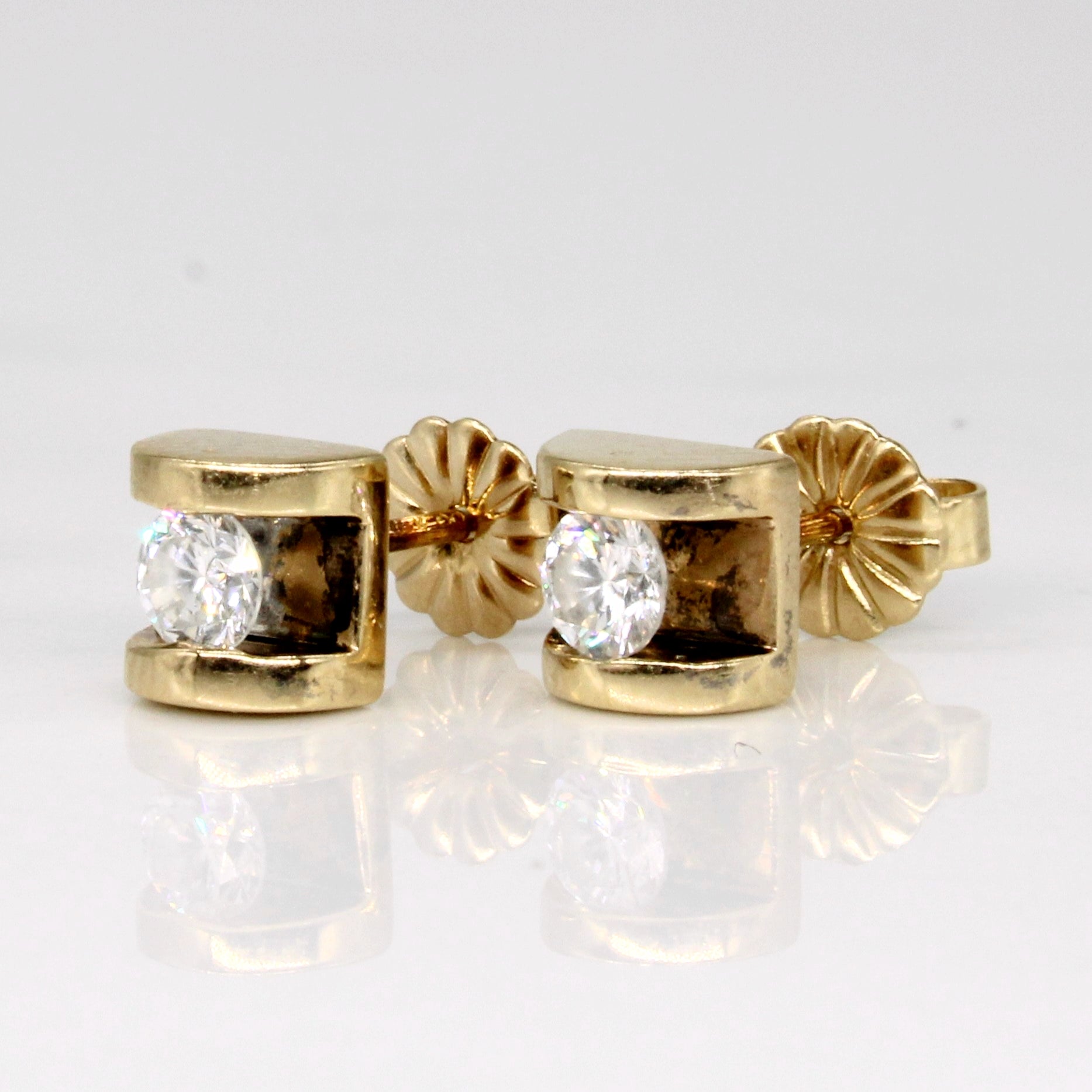 Boucles d'oreilles puces en or jaune 14 carats et diamants | 0,30 ct au total |