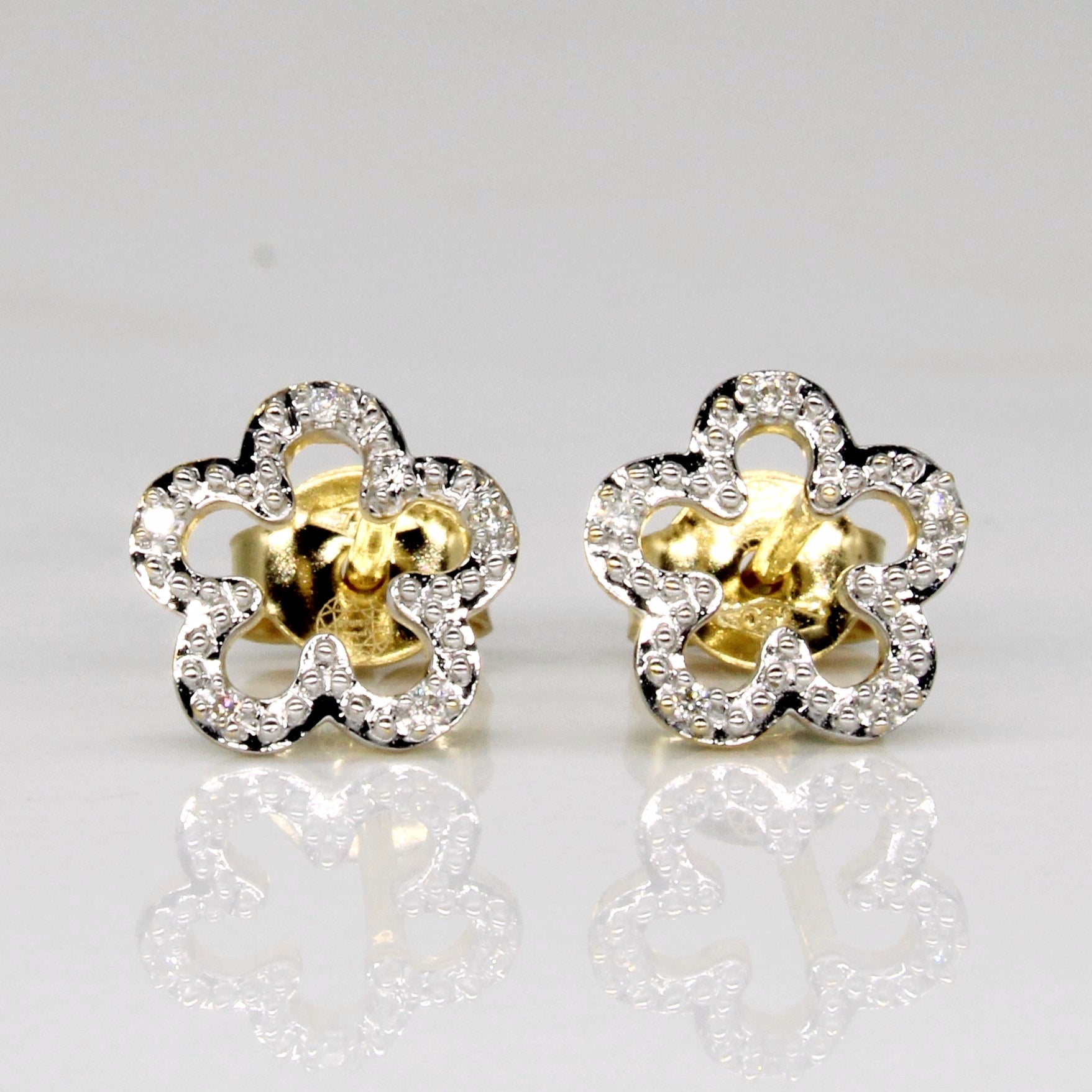 Boucles d'oreilles puces en or 18 carats et diamants en forme de fleur | 0,08 ct au total |