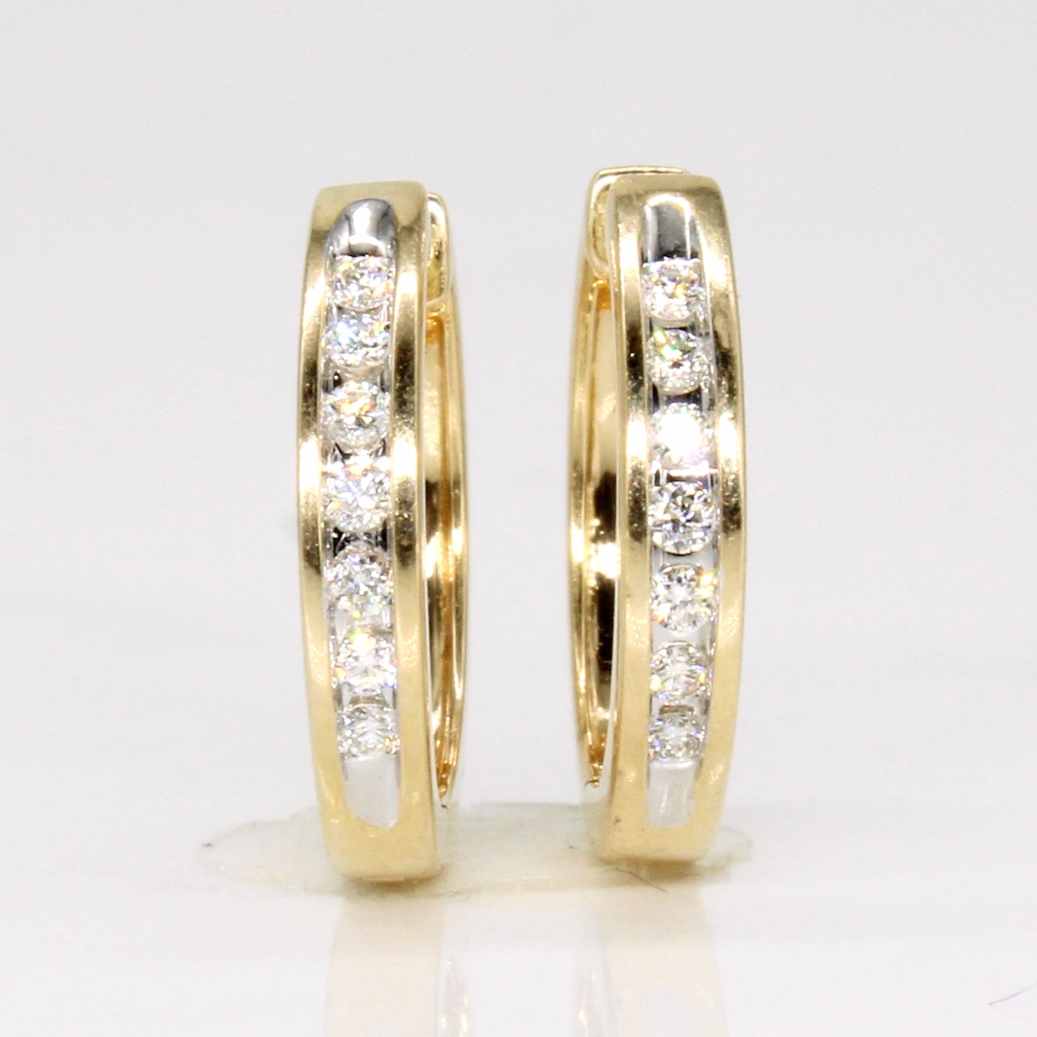 Boucles d'oreilles créoles serties de diamants en canal | 0,10 ct au total |