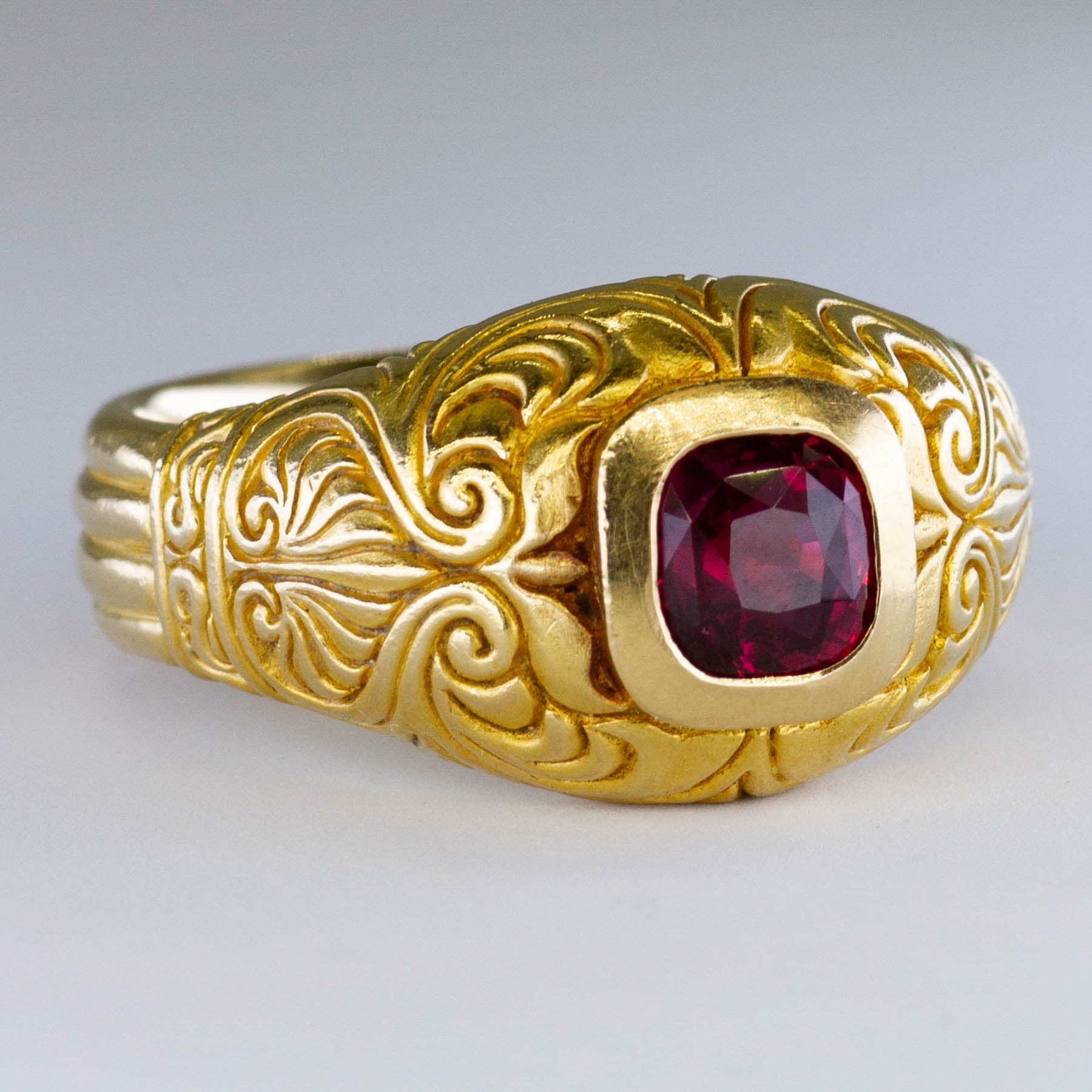 Bague ornée d'un rubis GIA taille coussin | 2,33 ct | Taille 12,5 |