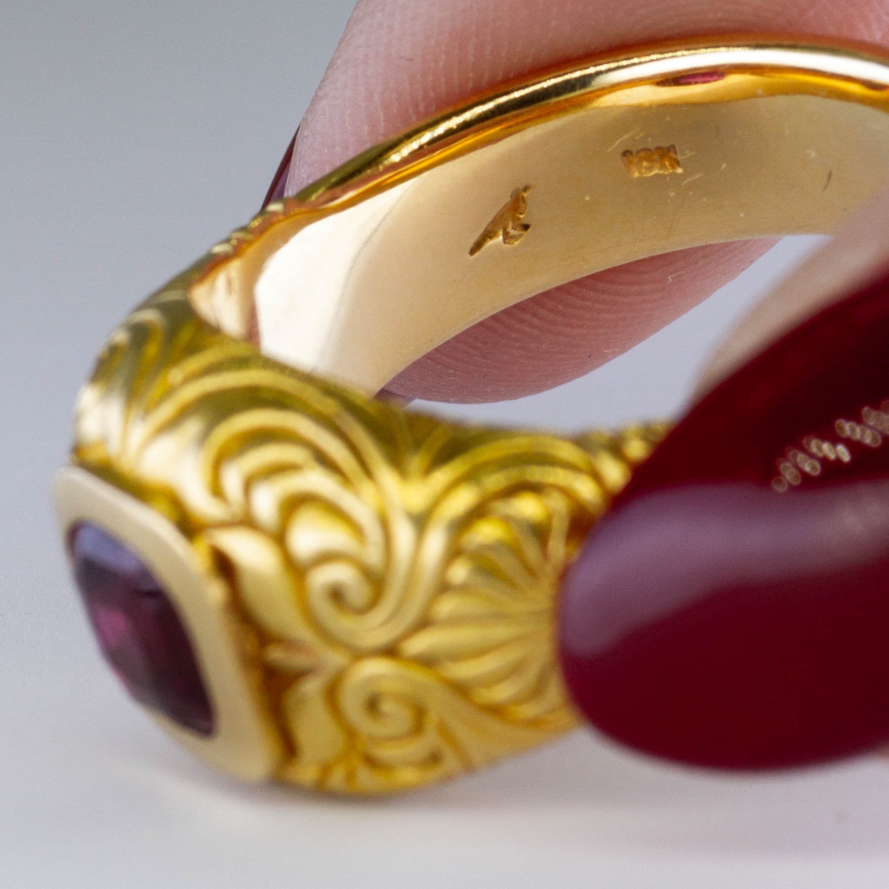 Bague ornée d'un rubis GIA taille coussin | 2,33 ct | Taille 12,5 |