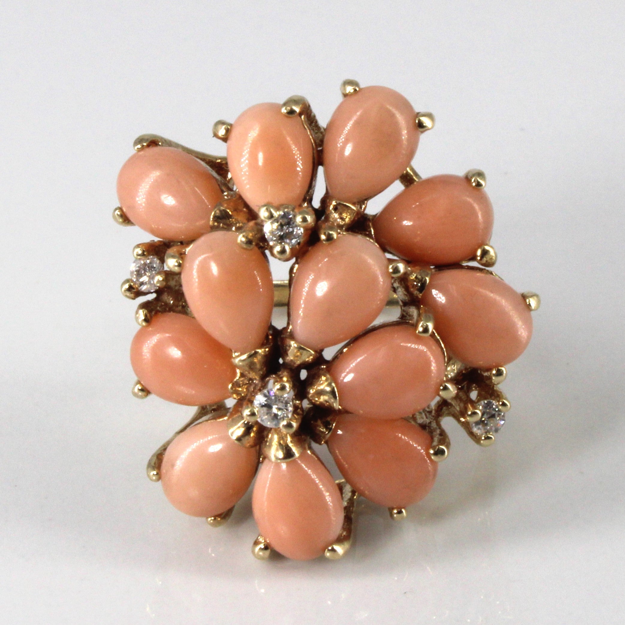 Bague sertie de corail et de diamants | 9,00 ct | 0,12 ct | Taille 5,75 |