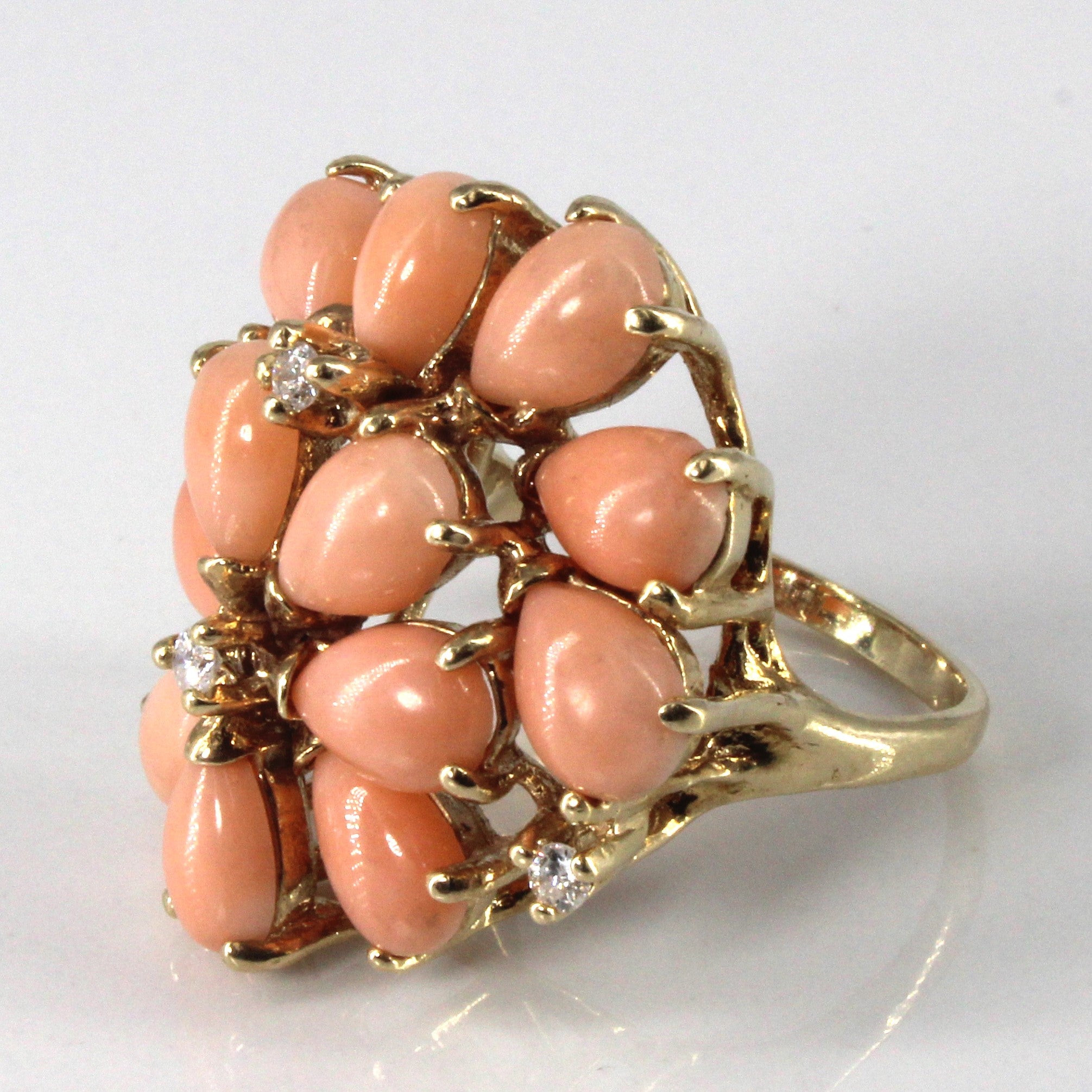 Bague sertie de corail et de diamants | 9,00 ct | 0,12 ct | Taille 5,75 |