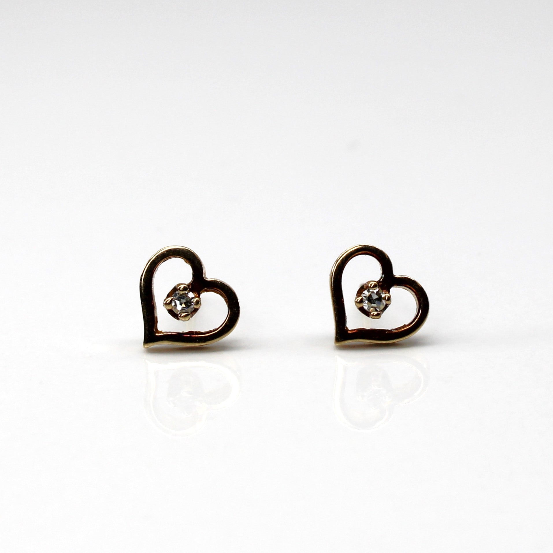Boucles d'oreilles puces en forme de cœur serties de diamants | 0,03 ct |