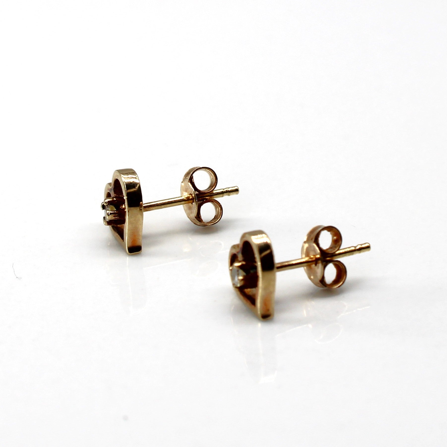 Boucles d'oreilles puces en forme de cœur serties de diamants | 0,03 ct |