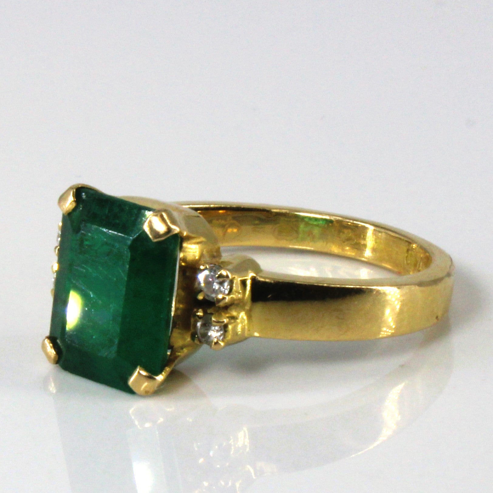 Bague cocktail solitaire émeraude et diamants | 2,62 ct | 0,12 ct au total | Taille 7,25 |
