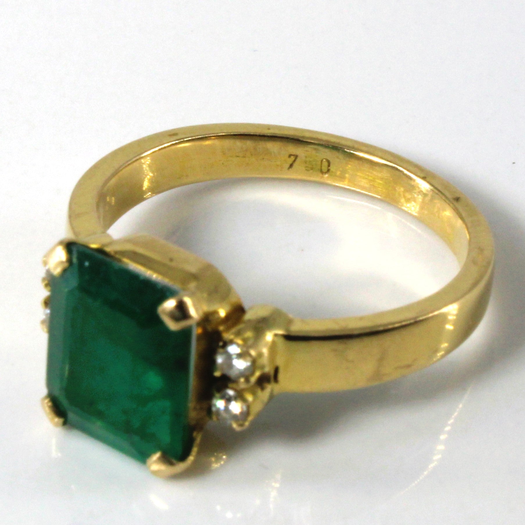 Bague cocktail solitaire émeraude et diamants | 2,62 ct | 0,12 ct au total | Taille 7,25 |