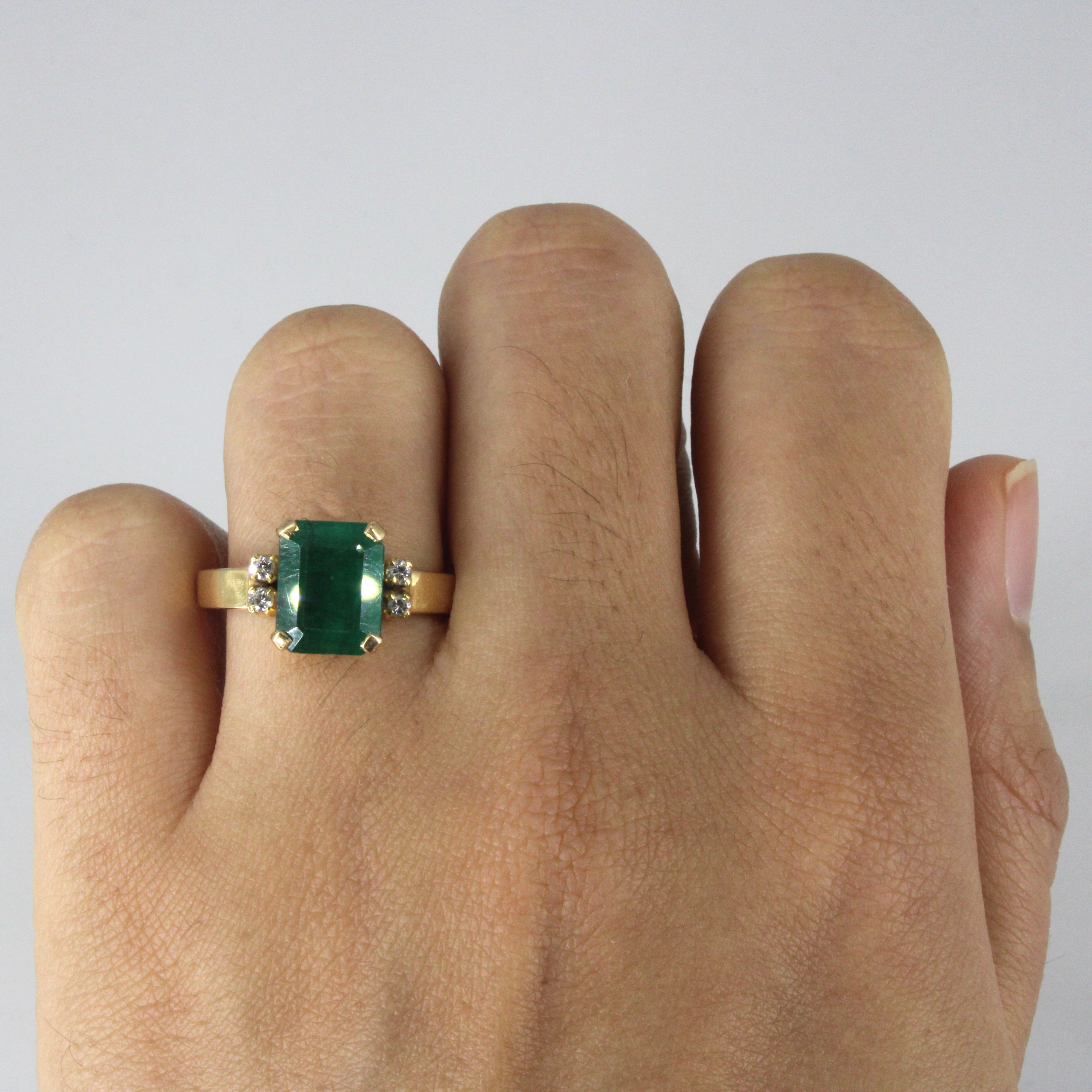 Bague cocktail solitaire émeraude et diamants | 2,62 ct | 0,12 ct au total | Taille 7,25 |