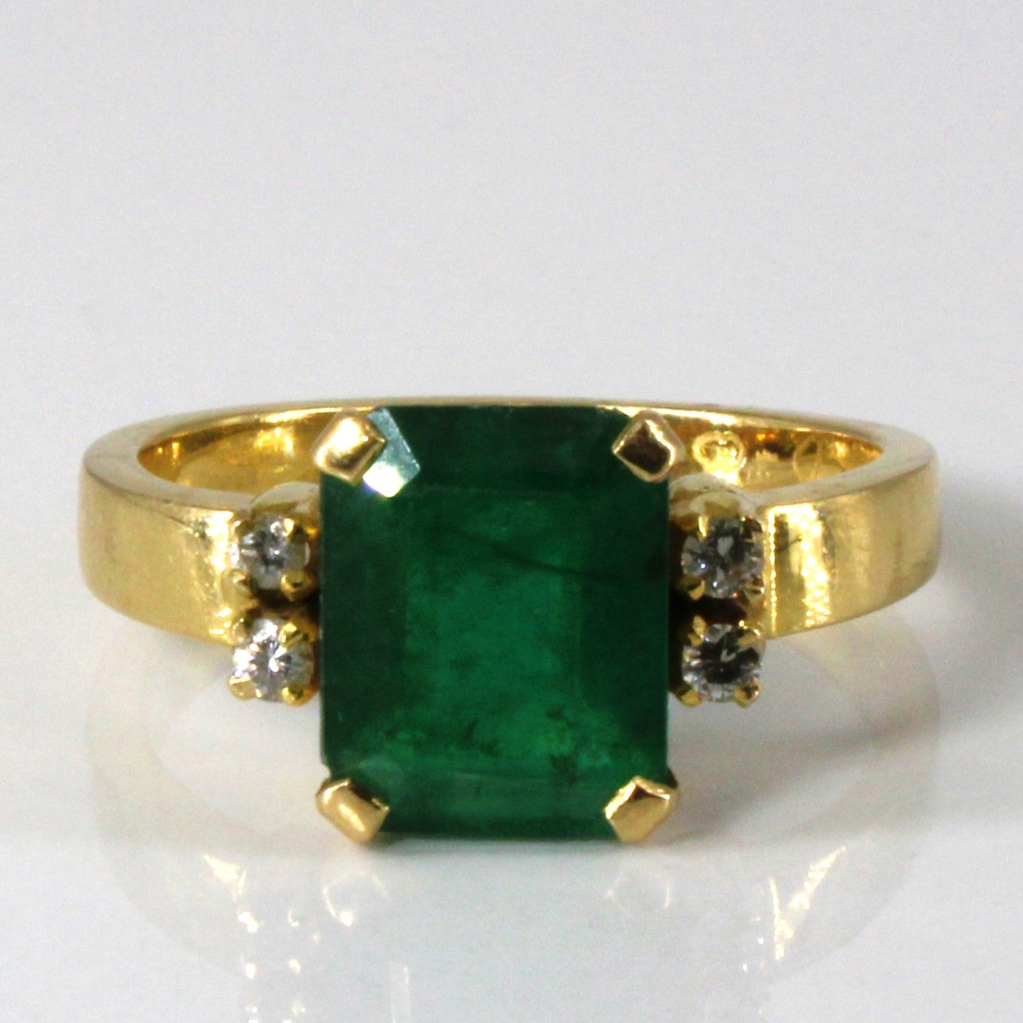Bague cocktail solitaire émeraude et diamants | 2,62 ct | 0,12 ct au total | Taille 7,25 |