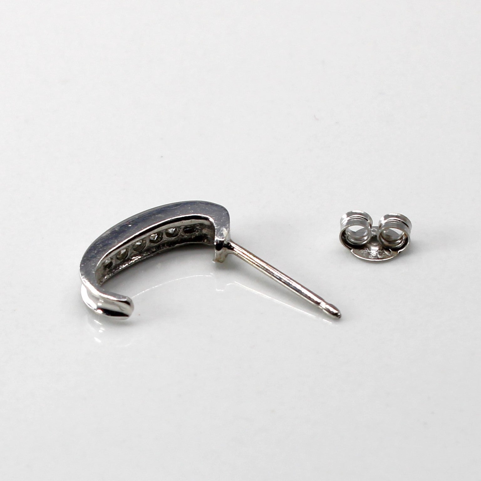 Boucles d'oreilles serties de diamants en canal | 0,07 ct au total |
