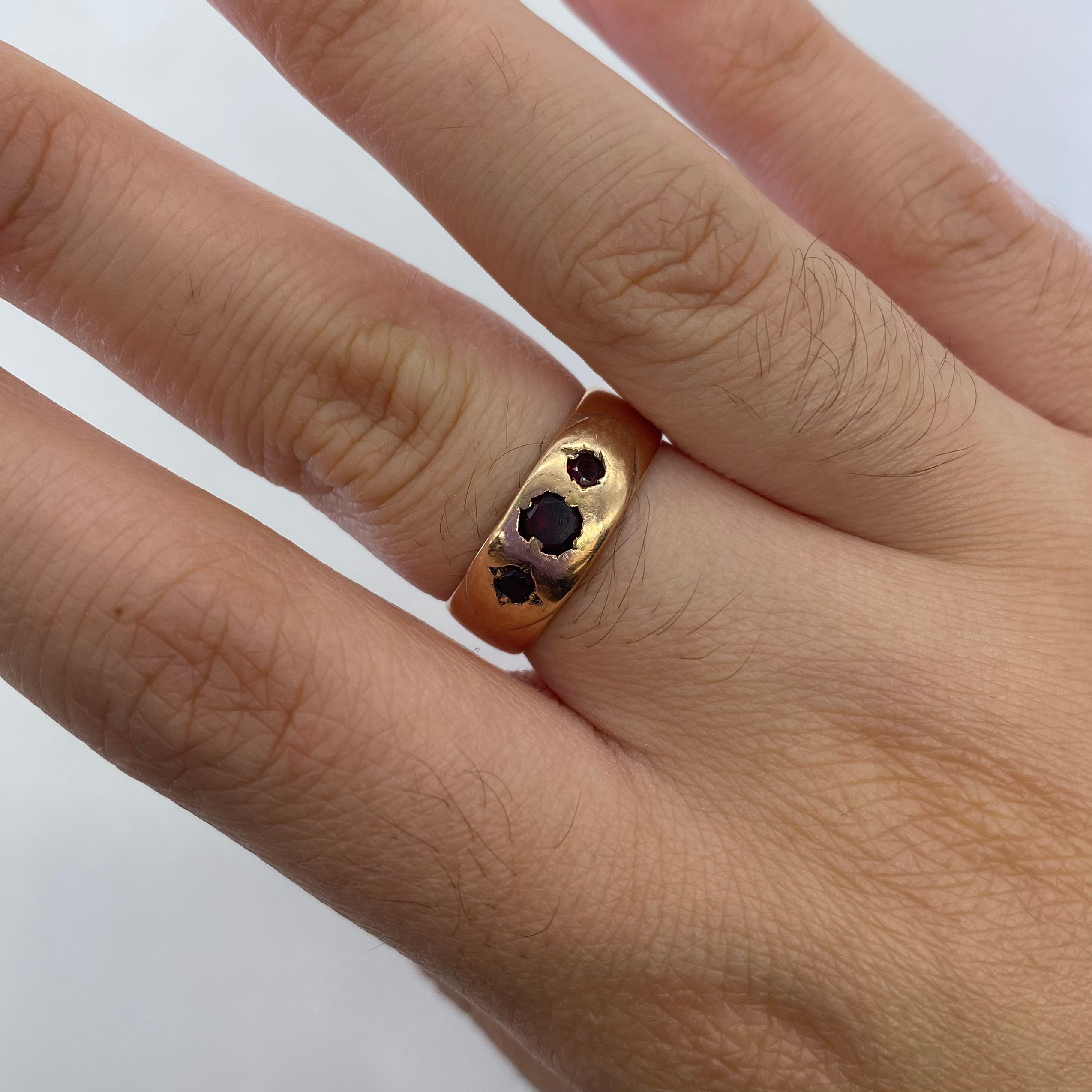 Bague en grenat serti clos, poinçonnée à Londres en 1915 | 0,30 ct | Taille 6,25 |