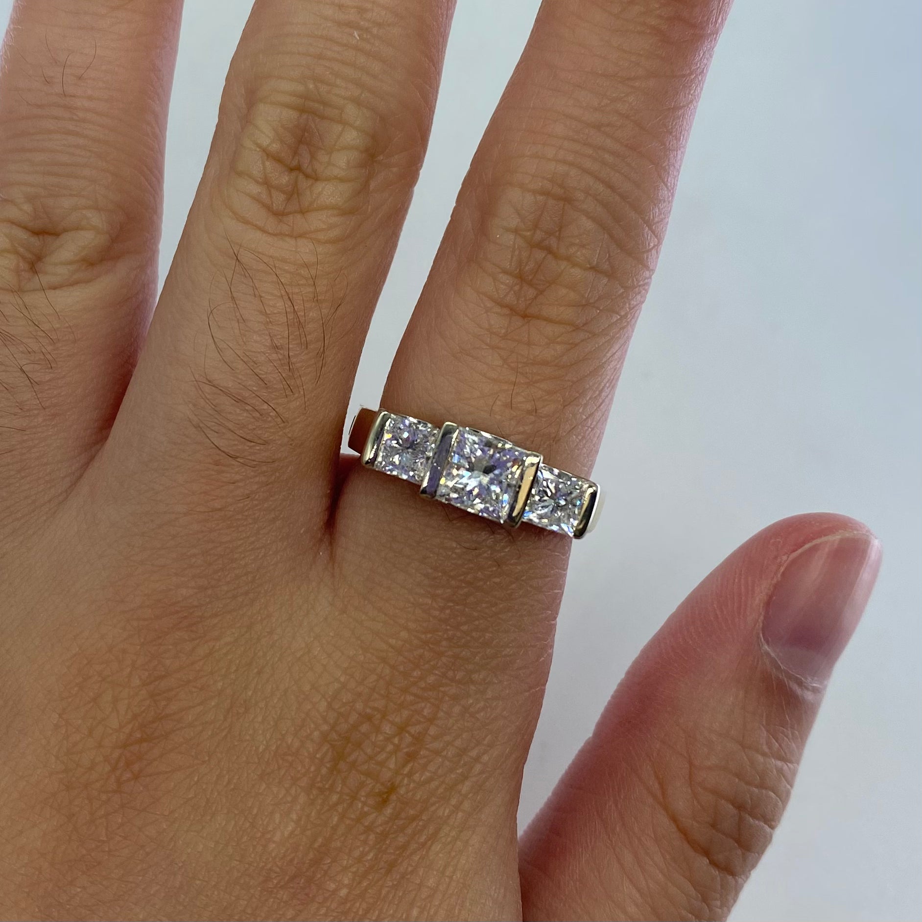 Bague à charnière trois diamants taille princesse | 2,06 ct | Taille 7,75 |