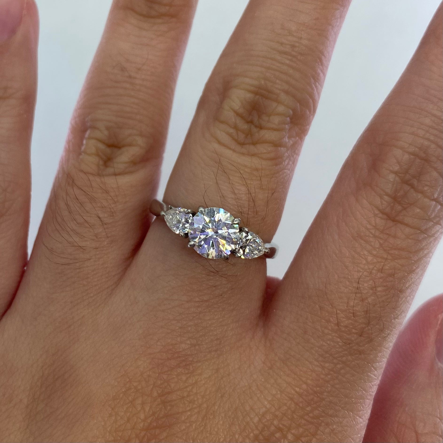 Bague trois diamants certifiée GIA avec pierres latérales taille poire | 1,74 ct au total, pureté SI1, couleur F | Taille 5,75 |