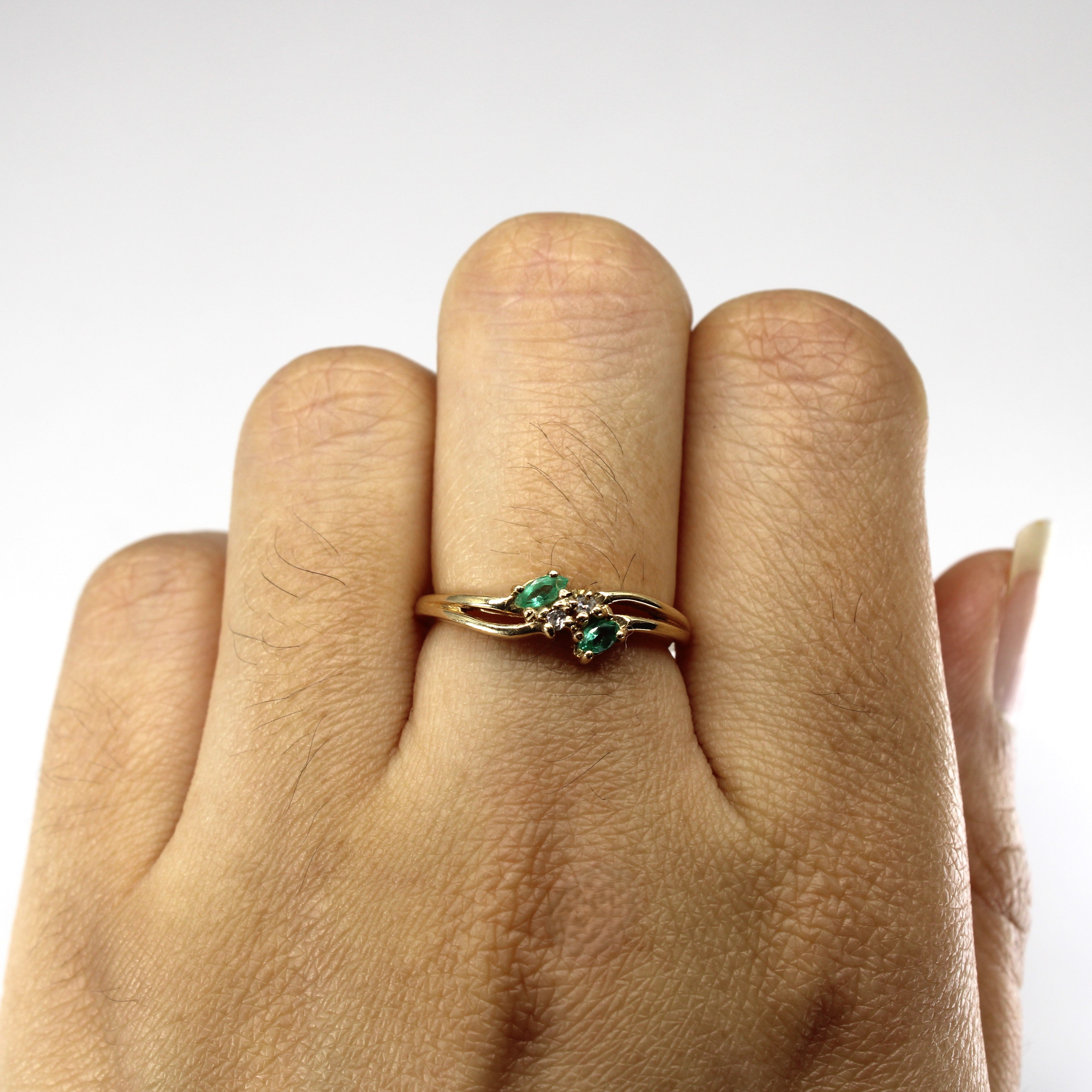 Bague Bypass Émeraude et Diamant | 0,04 ct | 0,02 ct | Taille 6 |