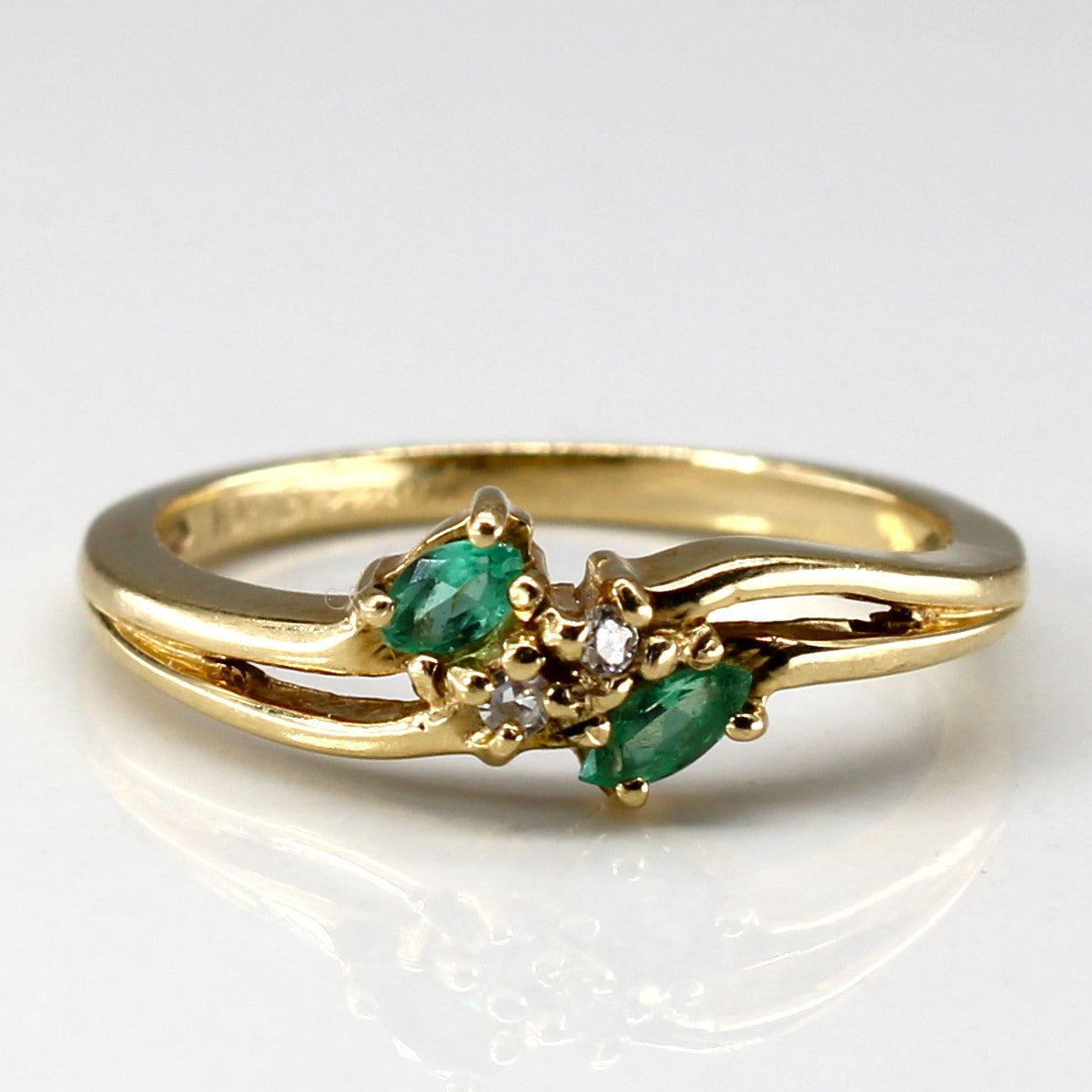 Bague Bypass Émeraude et Diamant | 0,04 ct | 0,02 ct | Taille 6 |