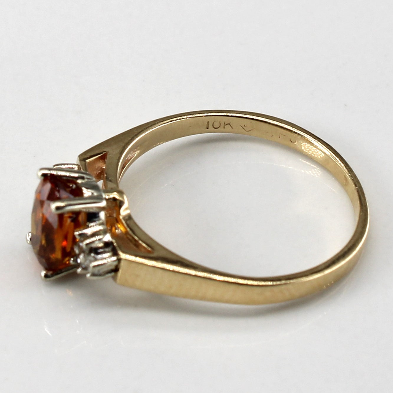 Bague en citrine et diamants | 0,65 ct | 0,05 ct au total | Taille 5,25 |