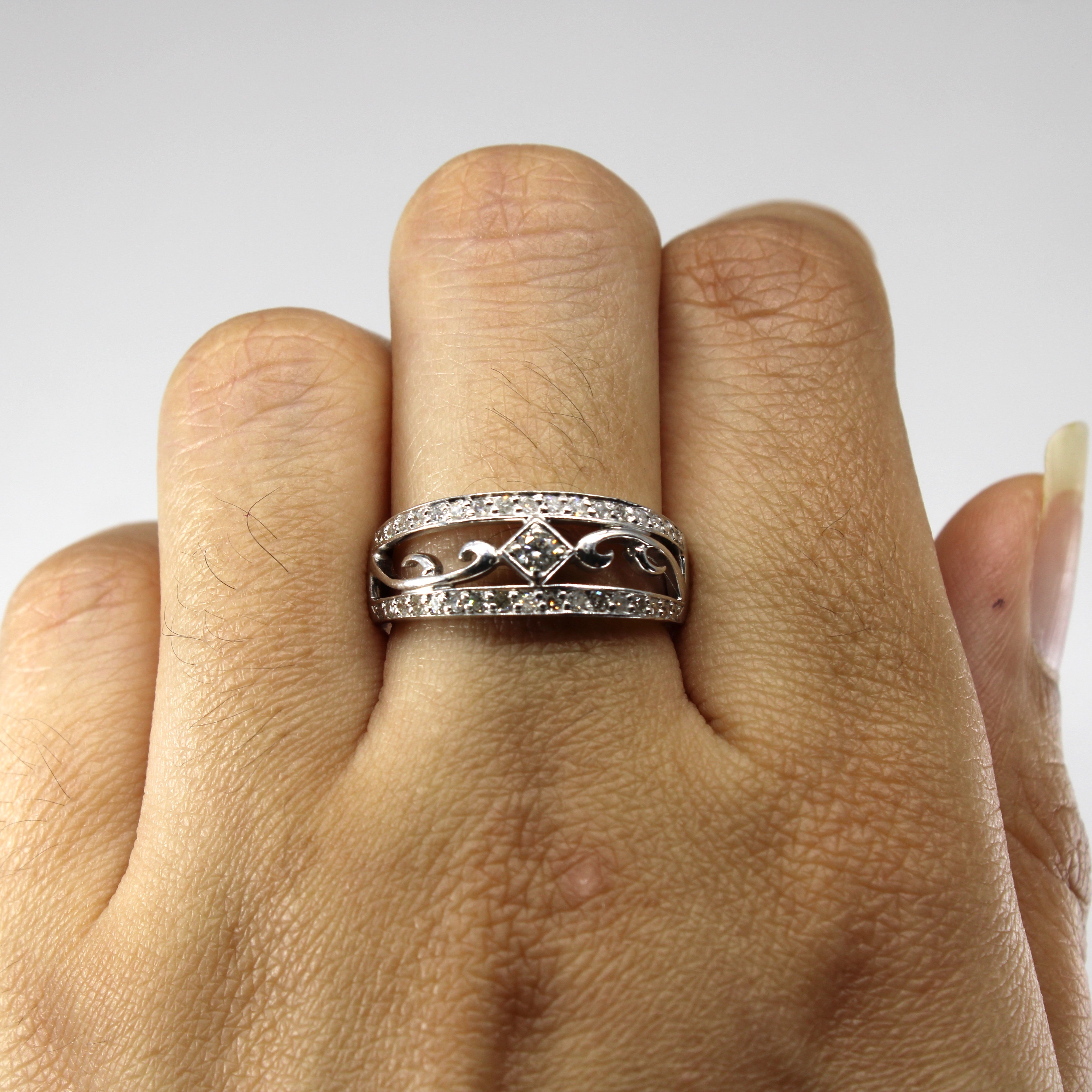 Bague en or blanc et diamants filigranés | 0,25 ct | Taille 7,75 |