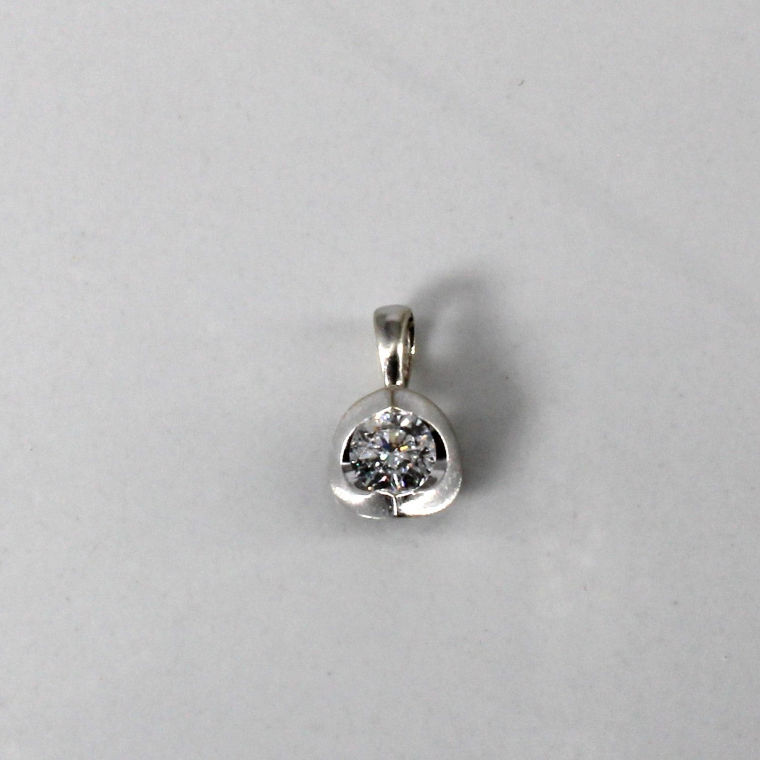 Pendentif solitaire en diamant serti tension | 0,22 ct |