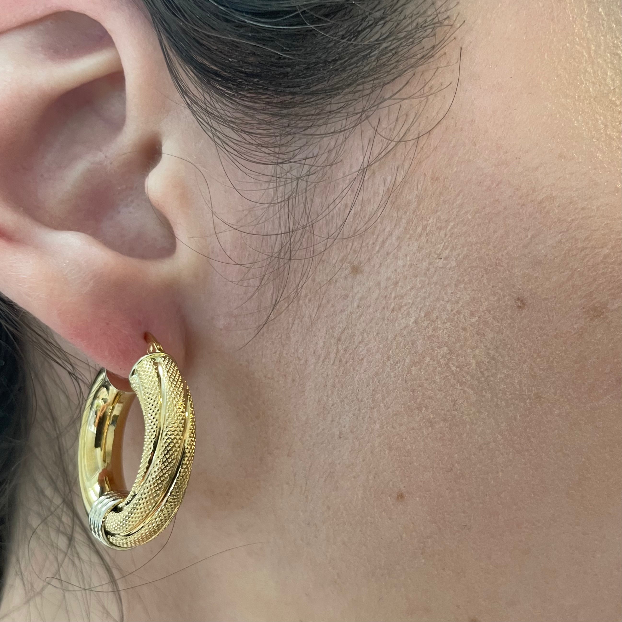 Boucles d'oreilles créoles texturées bicolores dorées |