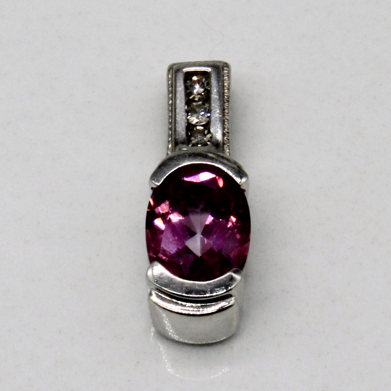 Pendentif en saphir rose synthétique et diamants naturels | 1,00 ct, 0,03 ct au total |