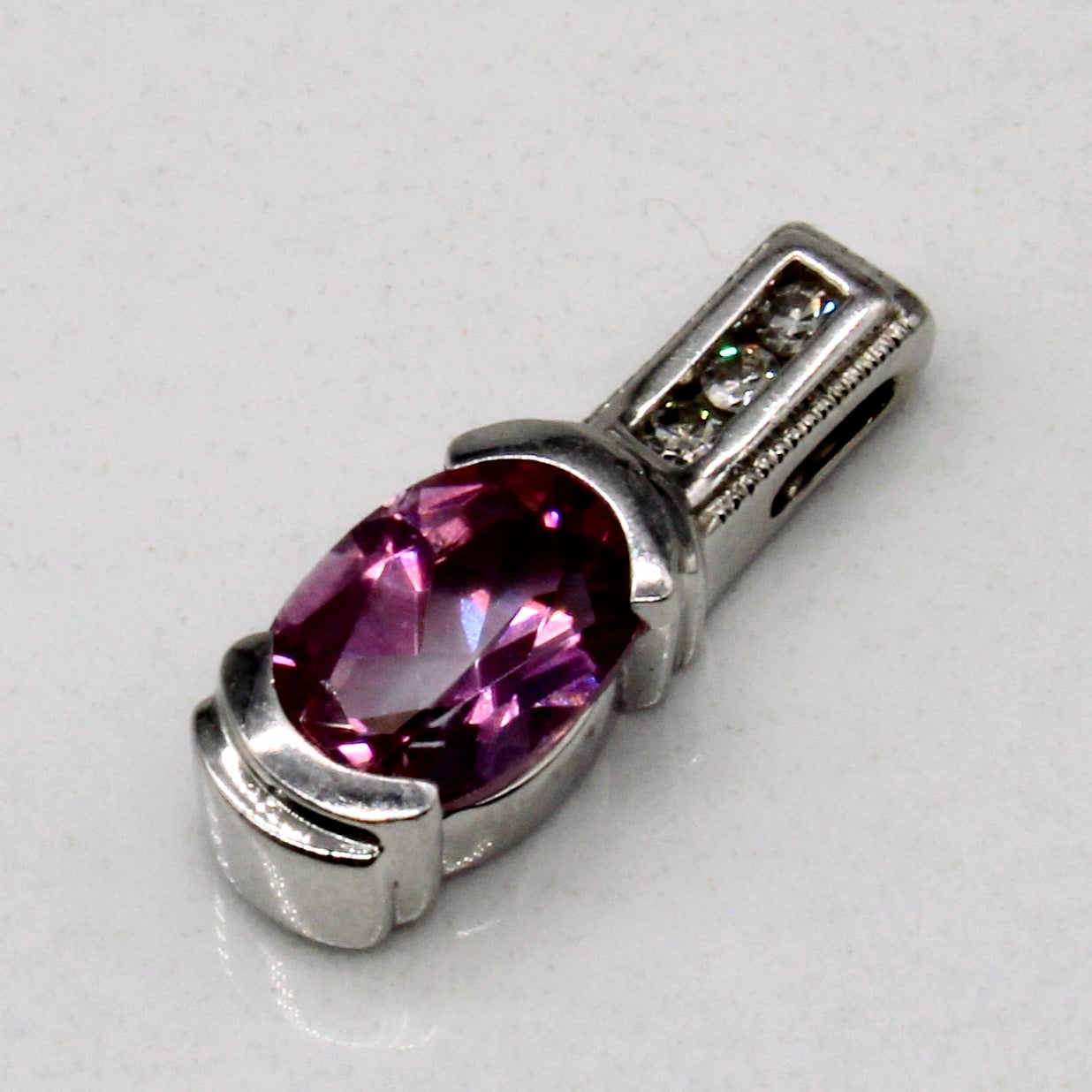 Pendentif en saphir rose synthétique et diamants naturels | 1,00 ct, 0,03 ct au total |