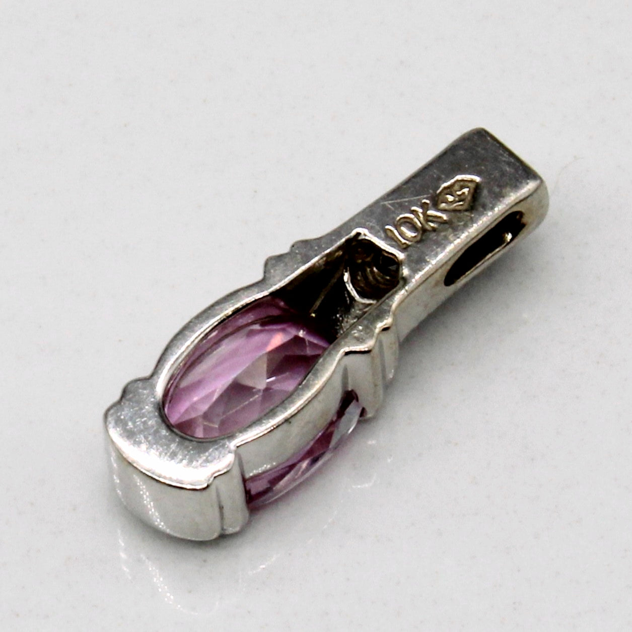 Pendentif en saphir rose synthétique et diamants naturels | 1,00 ct, 0,03 ct au total |