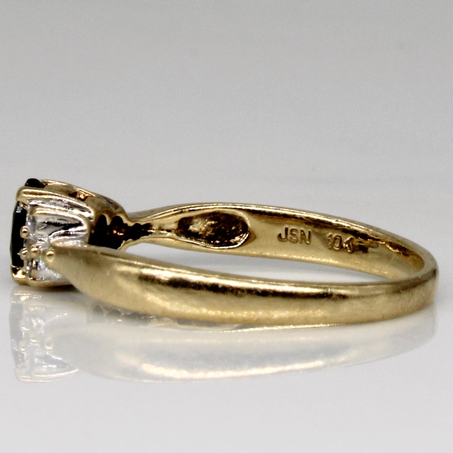 Bague saphir et diamants | 0,22 ct, 0,06 ct au total | Taille 5 |
