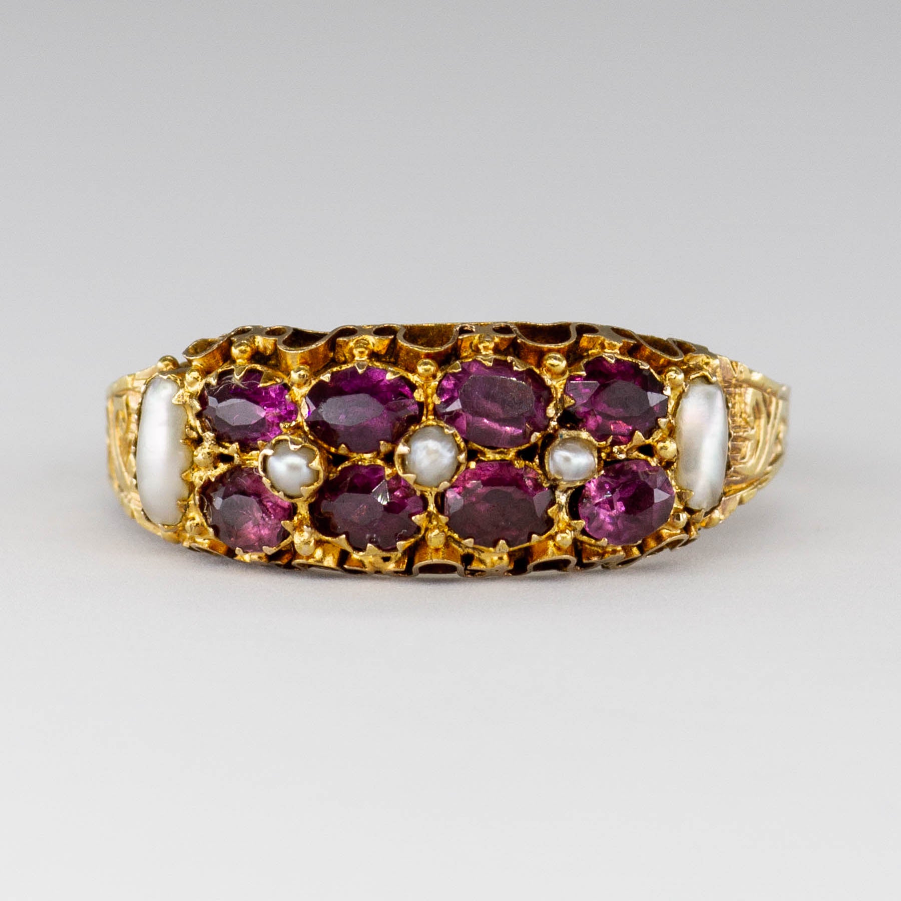 Bague victorienne en or 15 carats, grenat et perle, datant de 1891